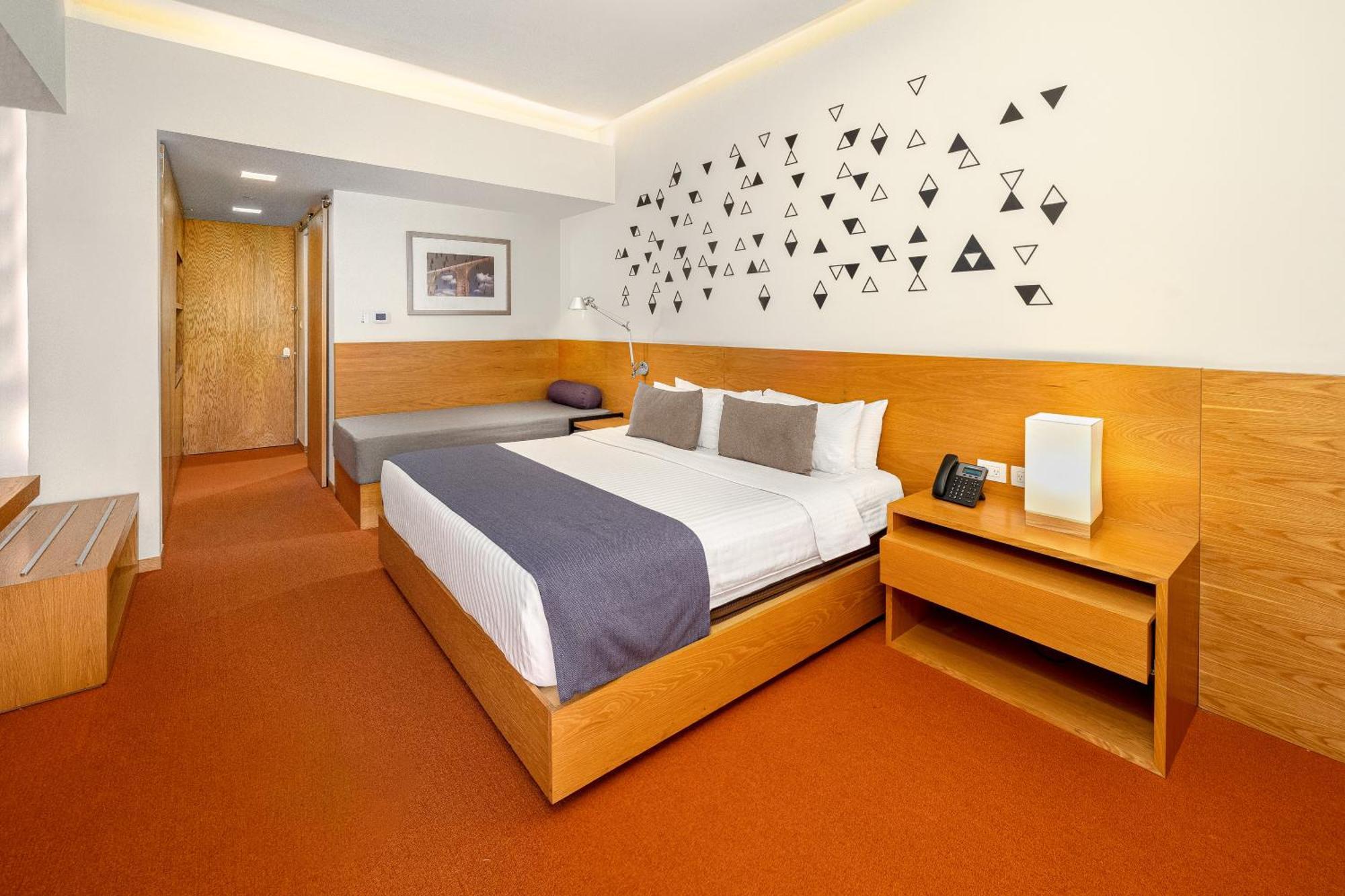 Habitación con cama extragrande.