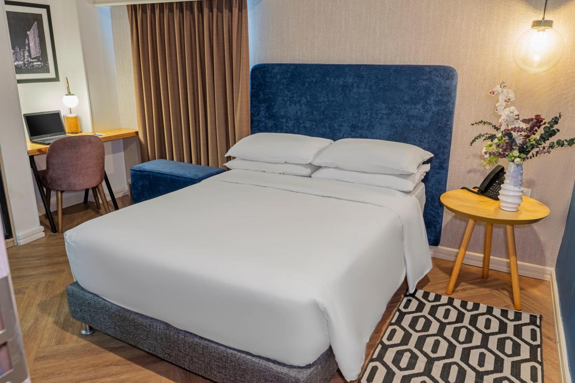 1 Queen Bed Courtyard View,1624339824:JPEG
