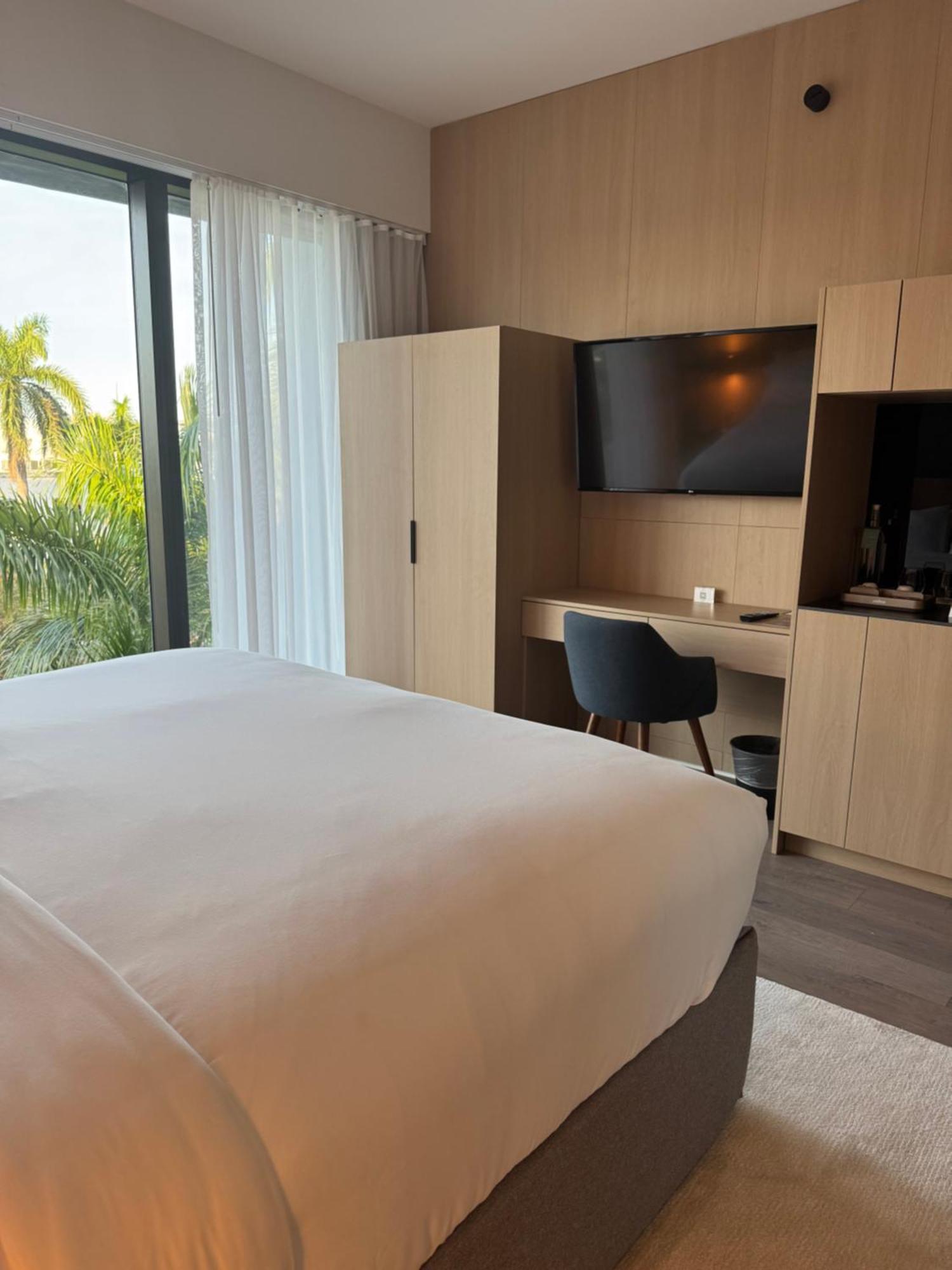 Habitación con cama extragrande.