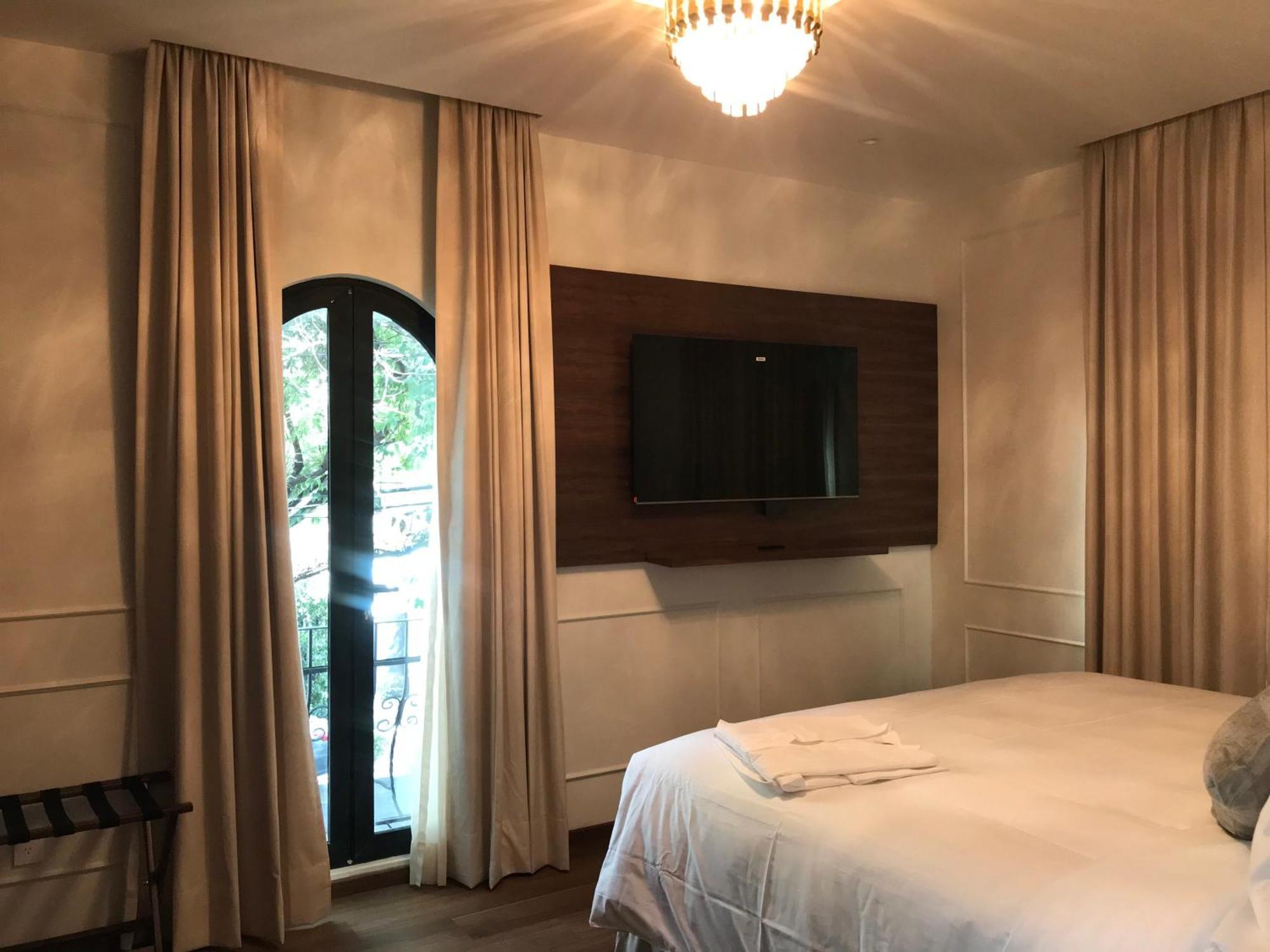 Habitación con cama extragrande y bañera de hidromasaje