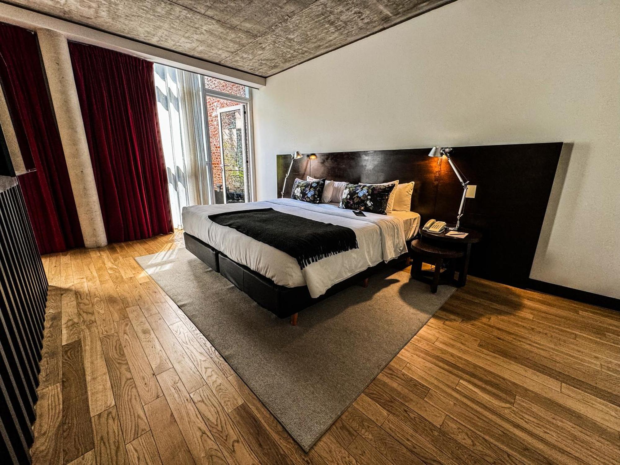 Habitación esquinera con cama doble