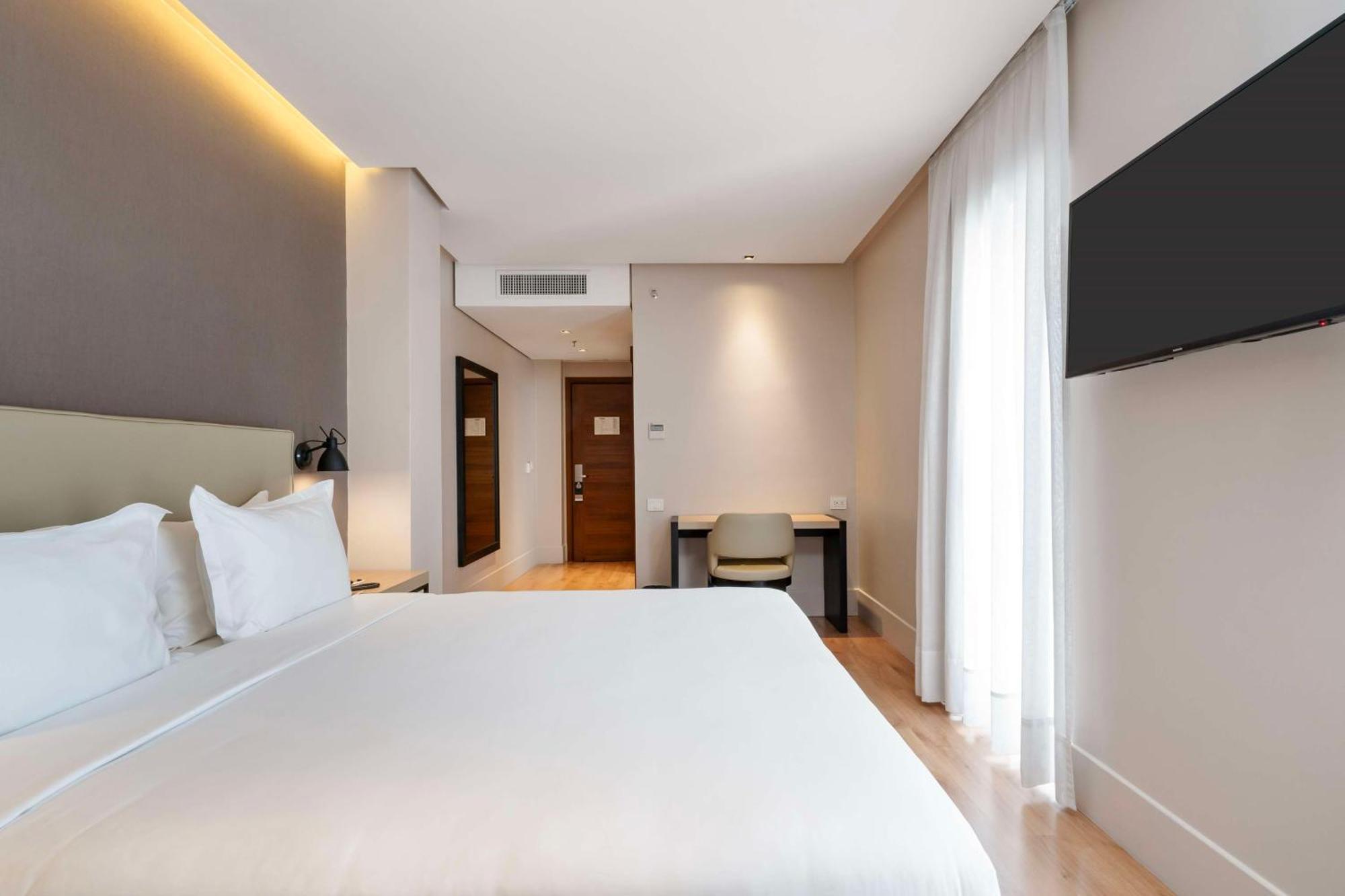 King Room with Roll-In Shower - Disability Access,1629934074:JPEG