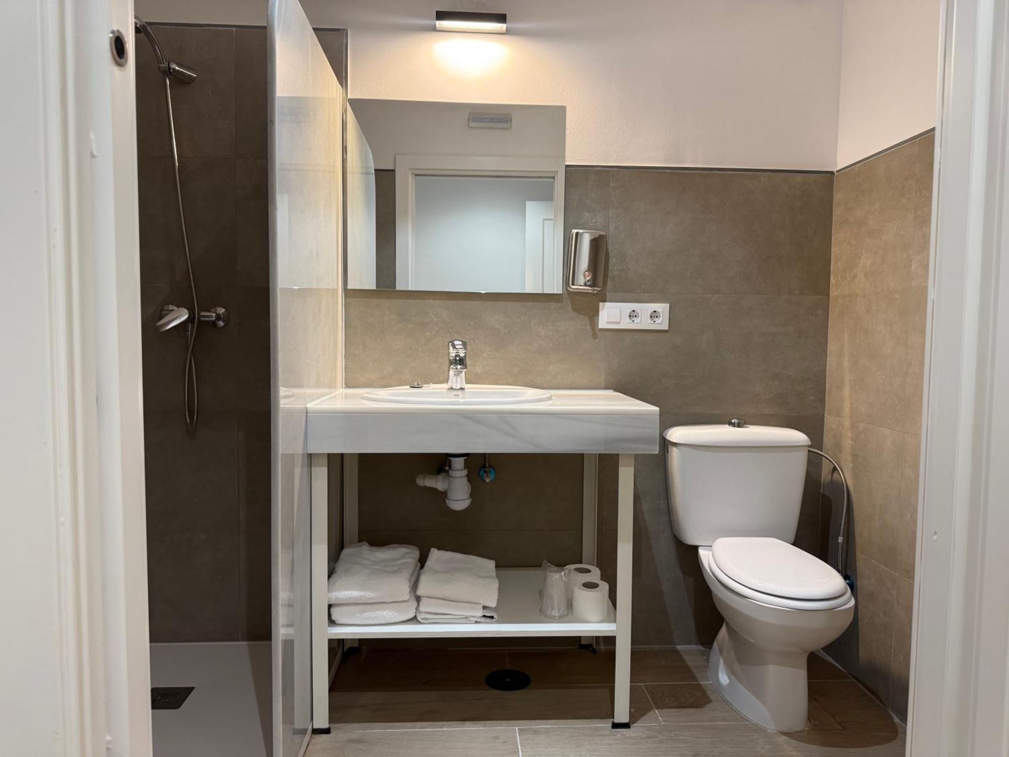 Habitación Familiar con baño privado