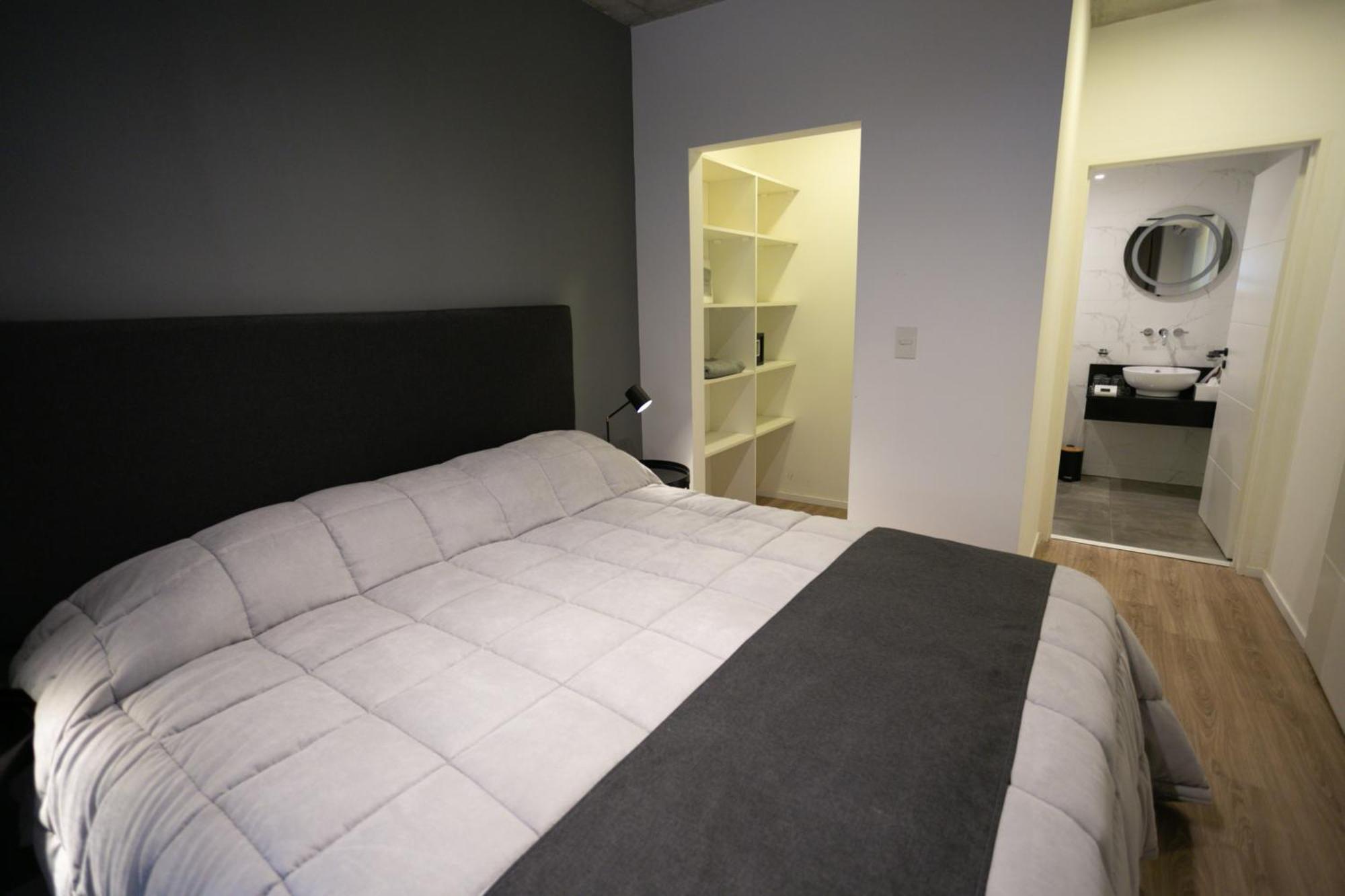 Habitación con cama grande y balcón