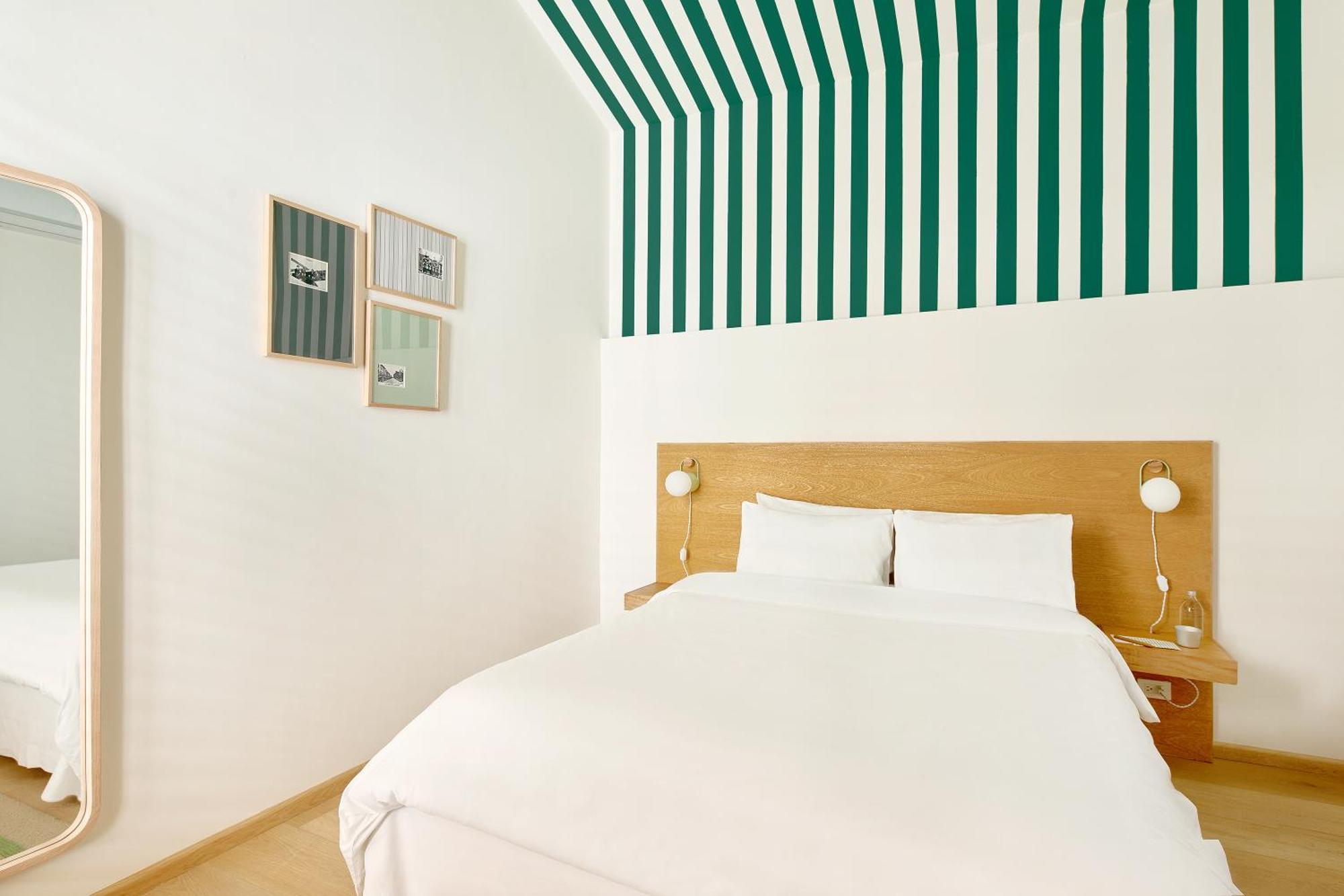 Habitación con cama grande