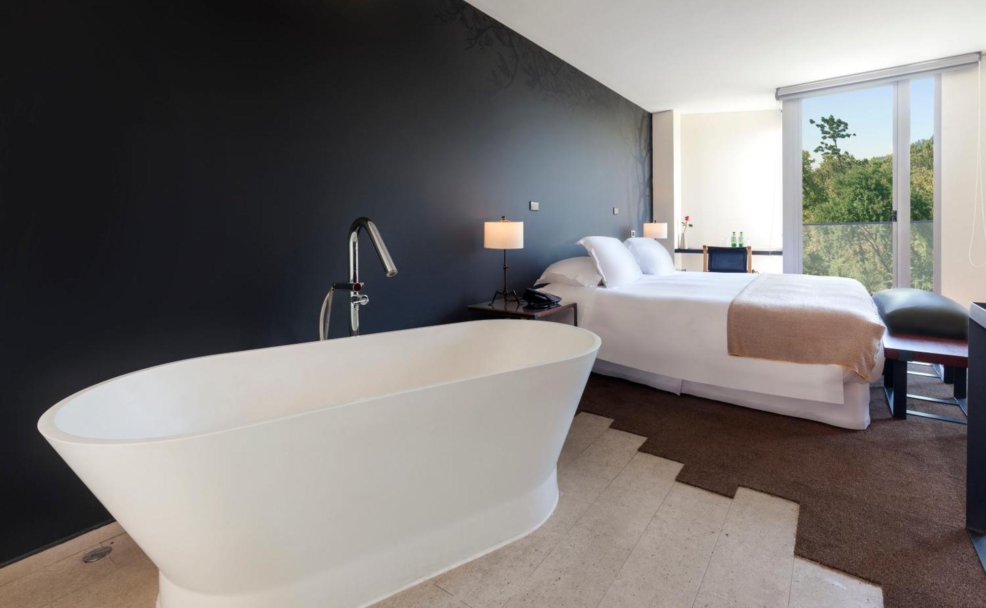 Suite con cama grande y balcón