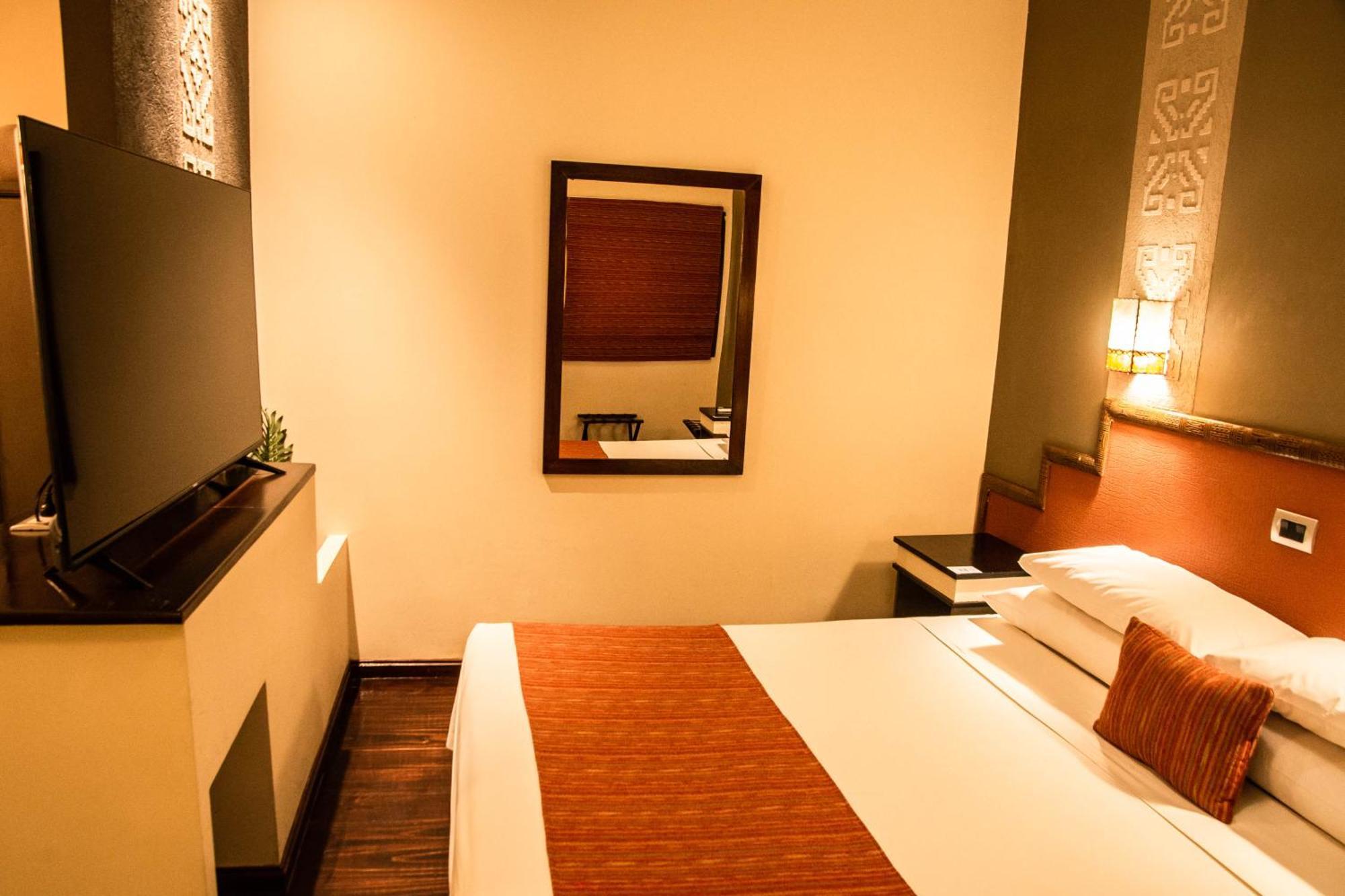 Habitación con cama grande