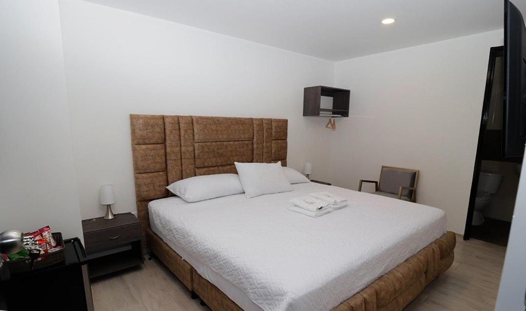 Habitación con cama extragrande.