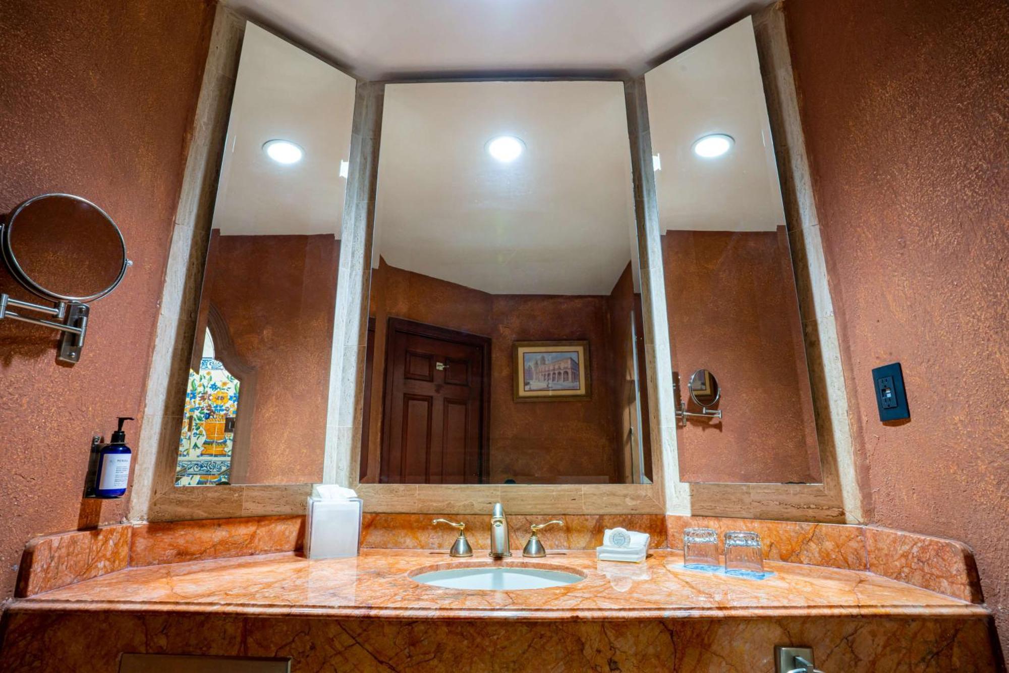 Habitación con cama extragrande.