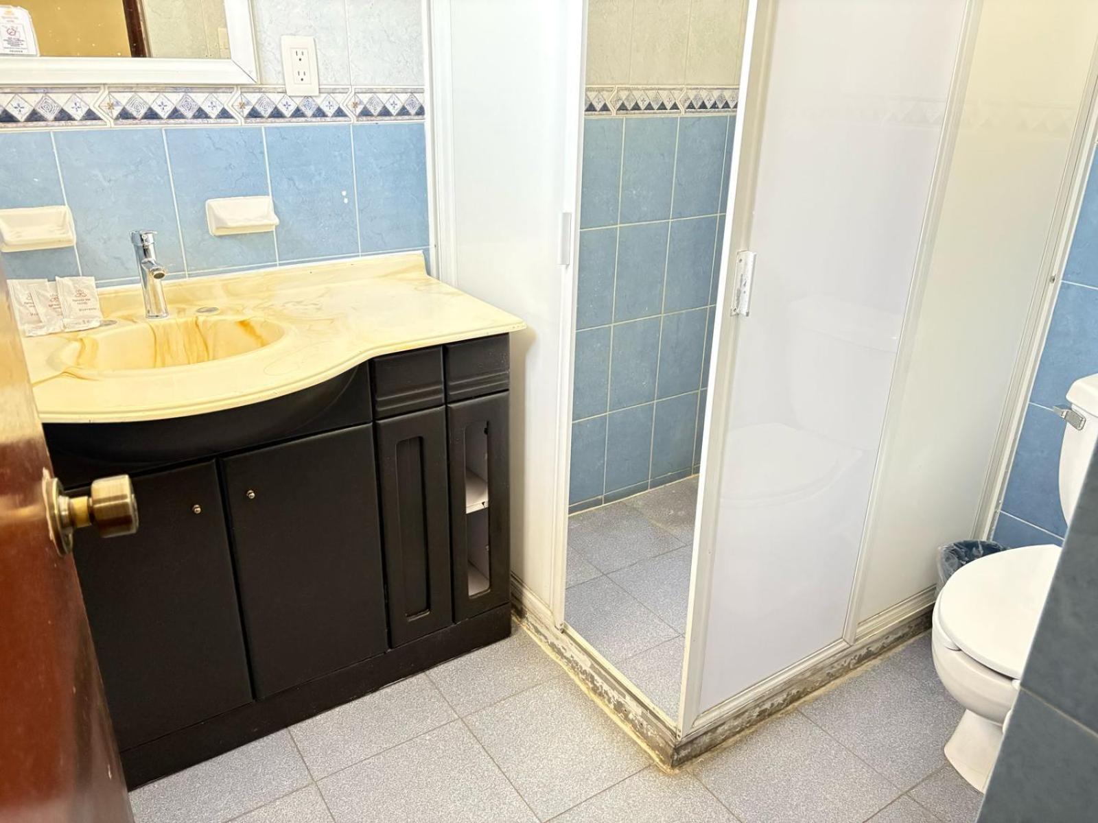 Habitación Triple Básica con baño compartido