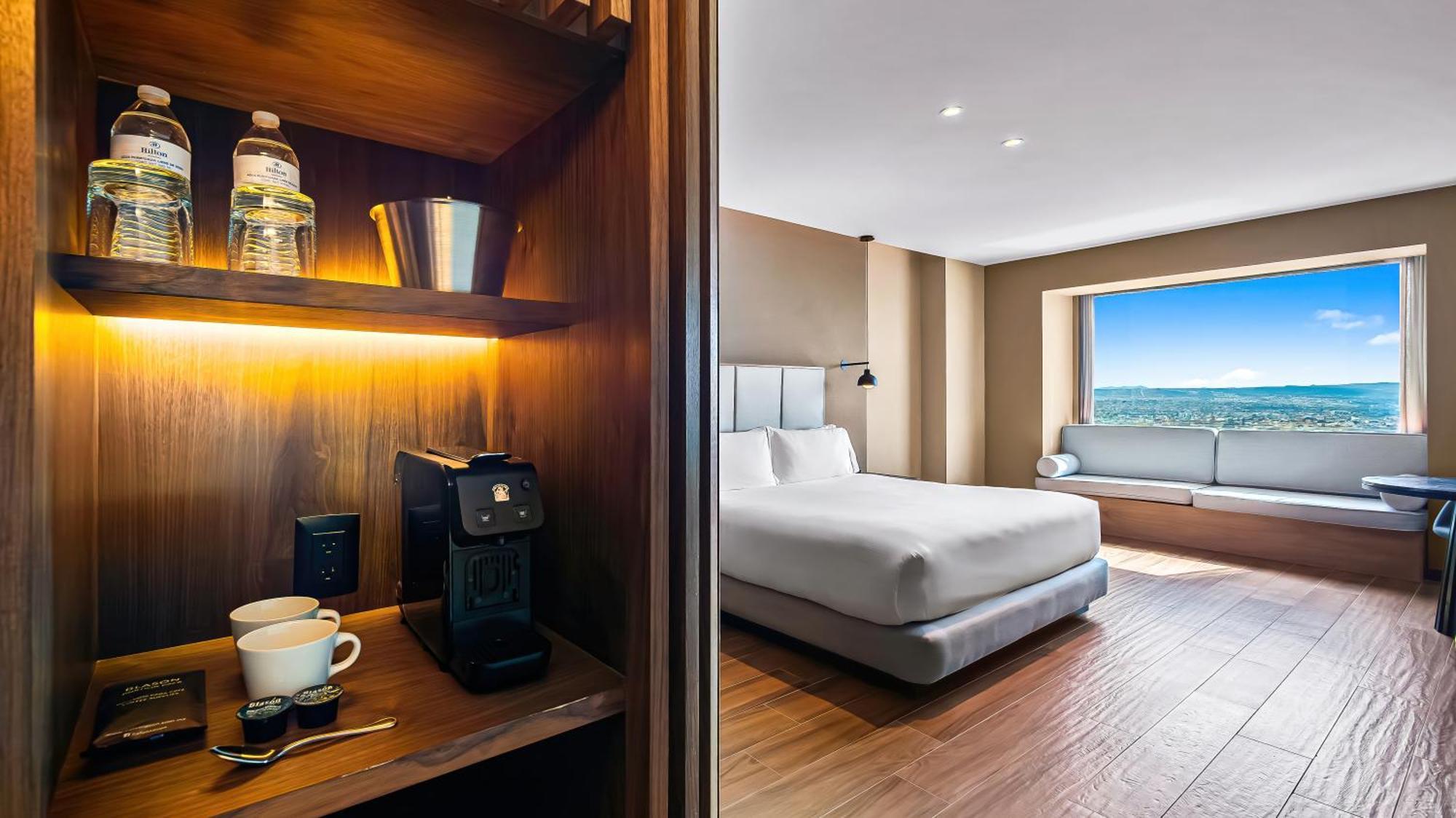 Habitación con cama extragrande.