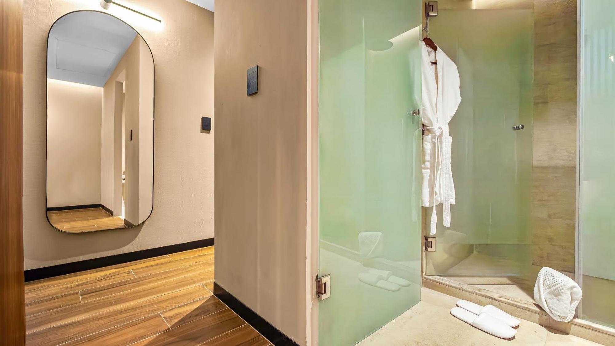 Suite Junior con cama extragrande y zona de estar