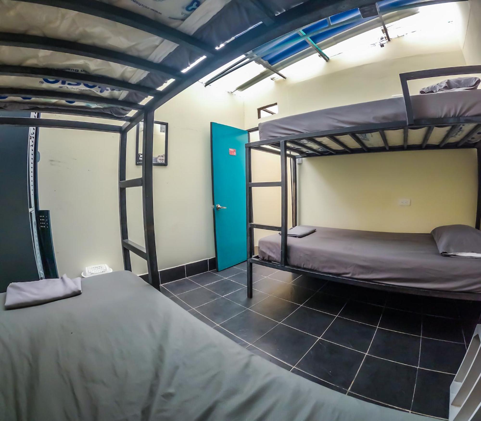 Cama en habitación compartida con 4 camas