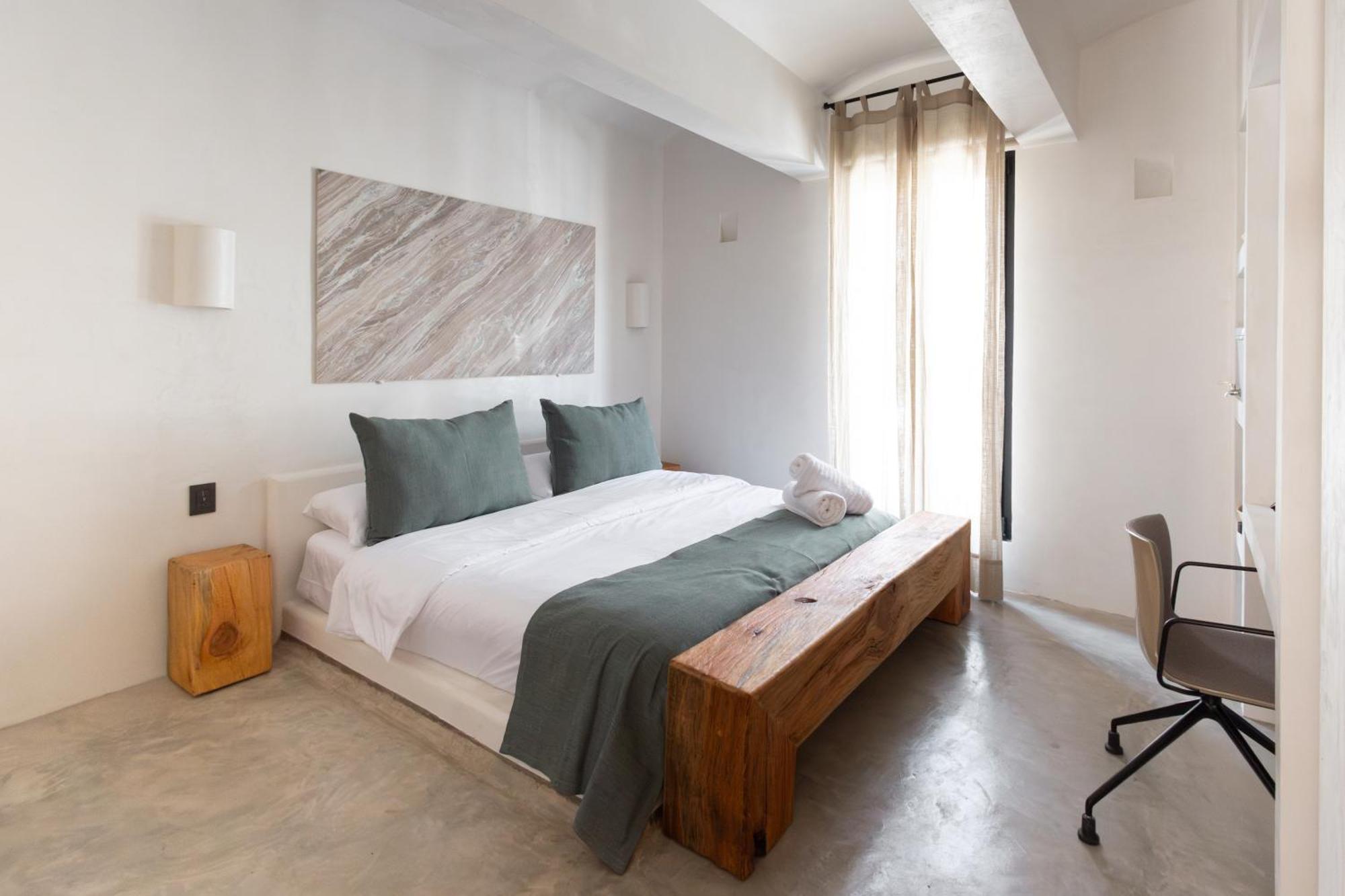 Habitación con cama extragrande.