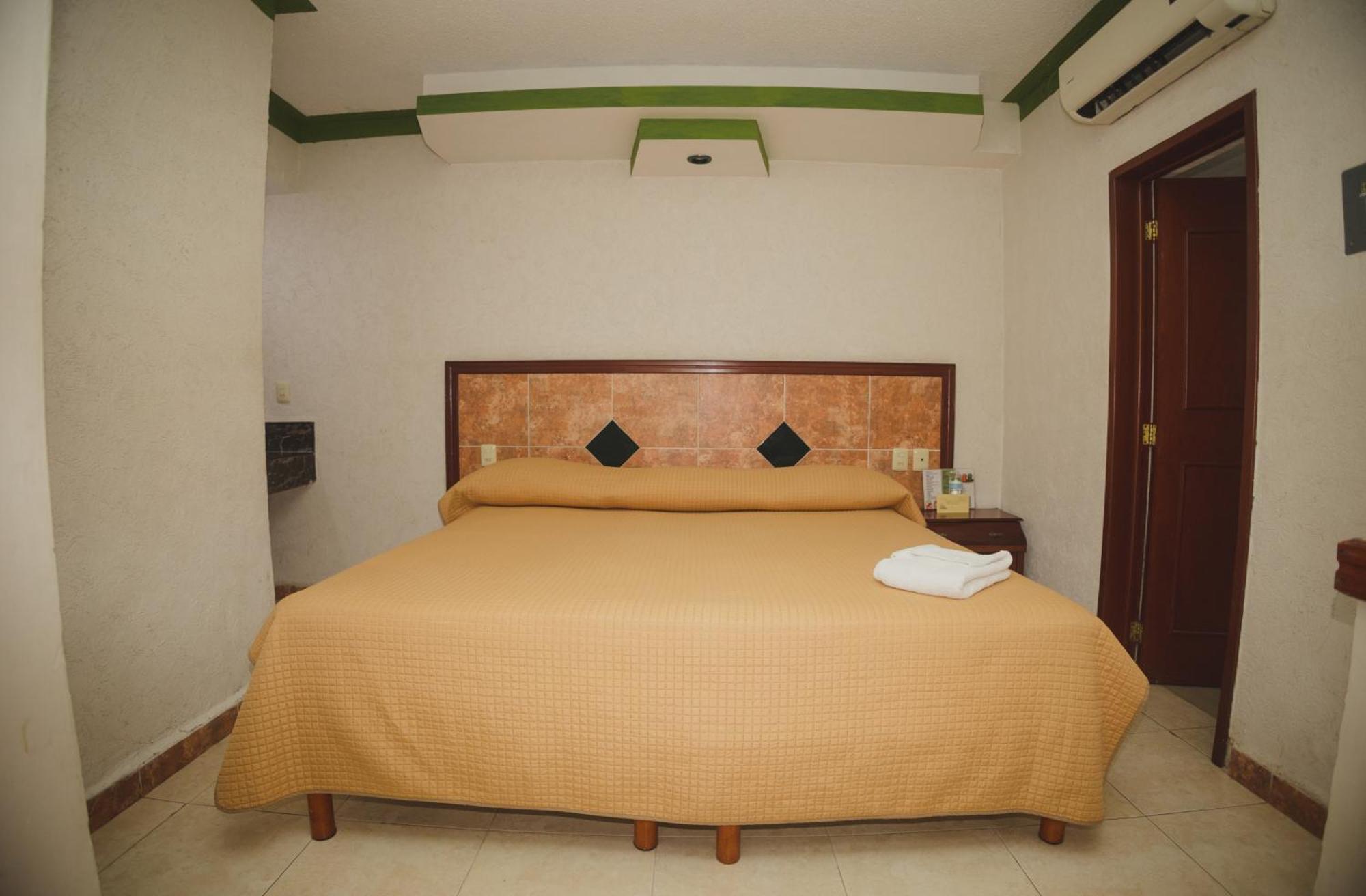 Habitación con cama extragrande.