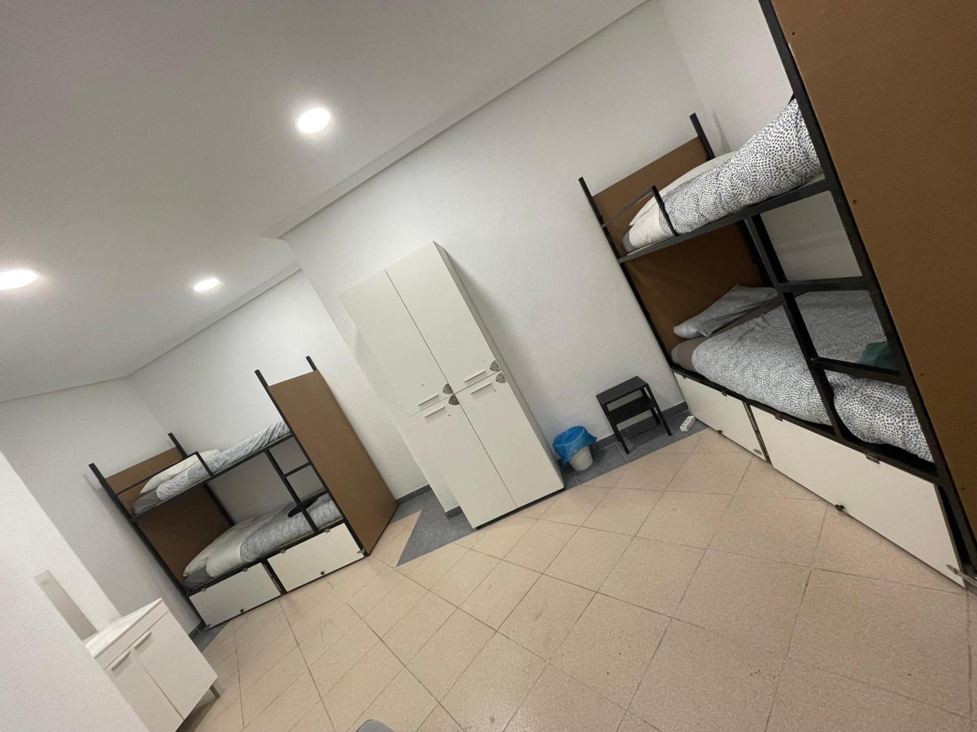 Cama en habitación compartida masculina de 4 camas