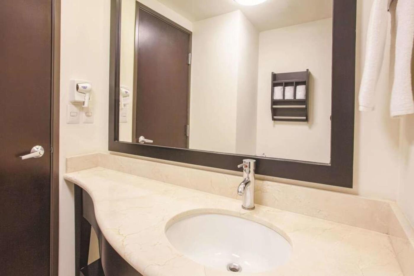 Habitación Doble con 2 camas dobles y vistas a la ciudad - No Fumadores