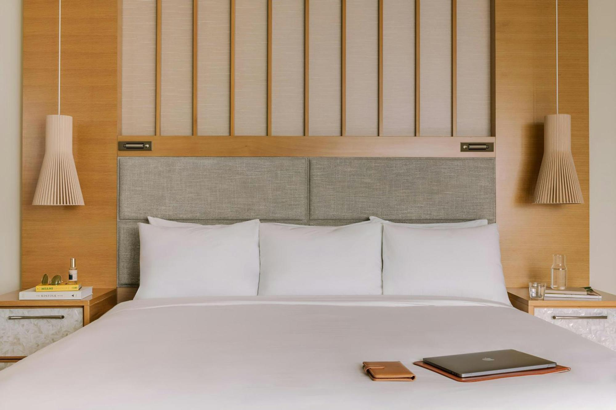 Habitación con cama extragrande y ducha accesible en silla de ruedas - Adaptada para personas con movilidad reducida y discapacidad auditiva