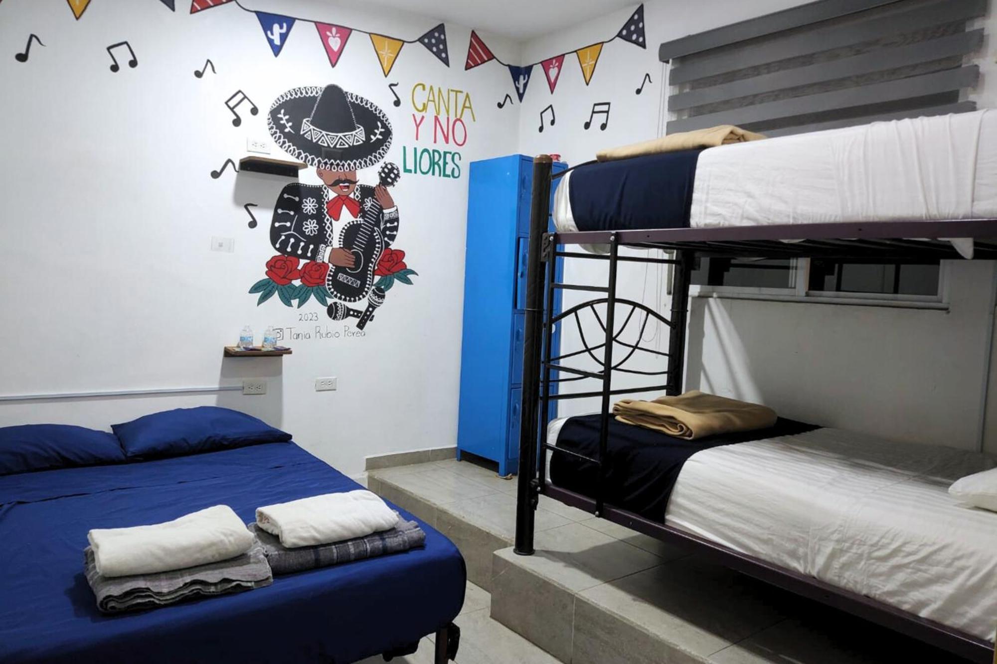 Cama en habitación compartida con 4 camas