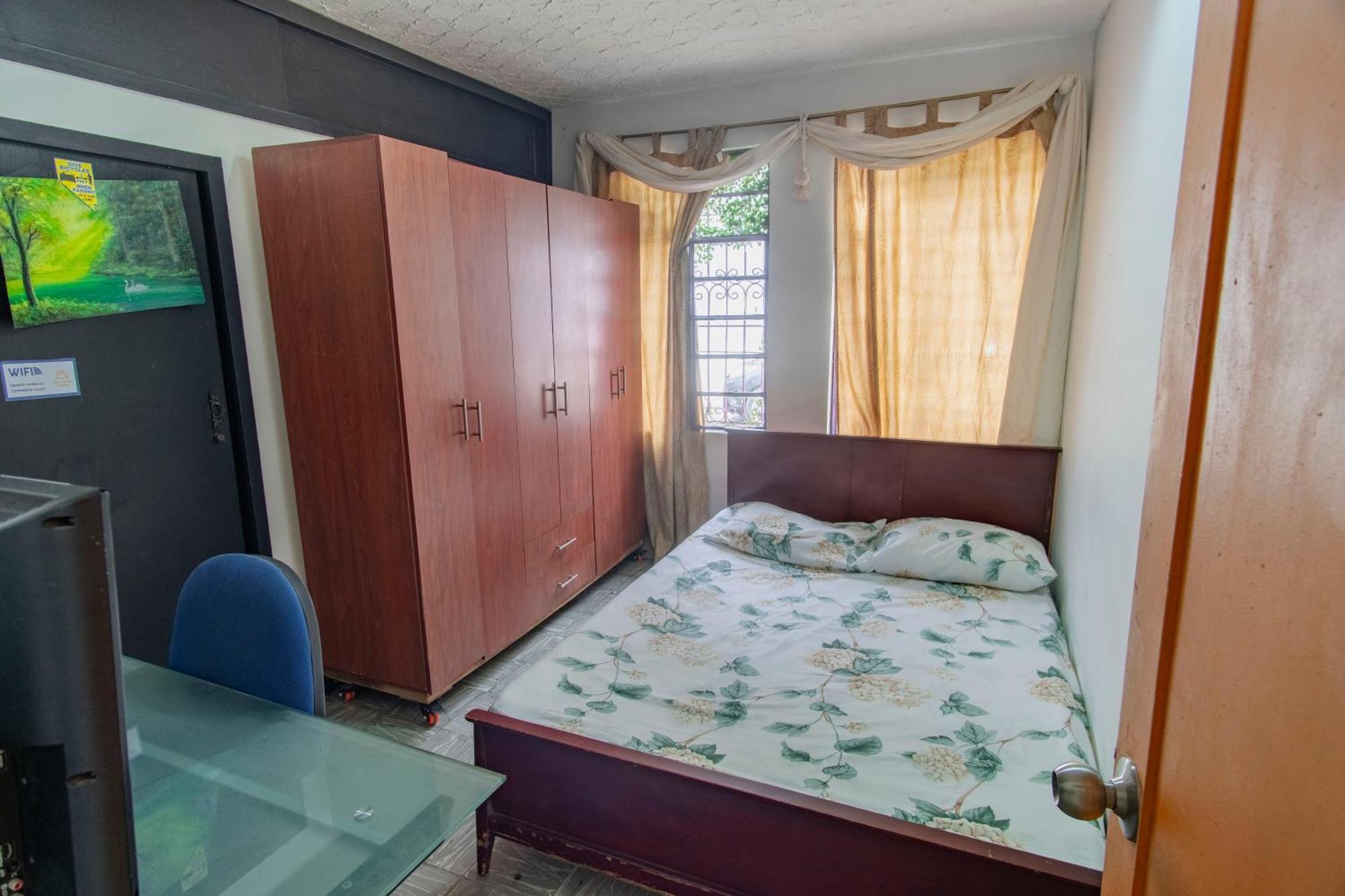 Habitación con cama grande