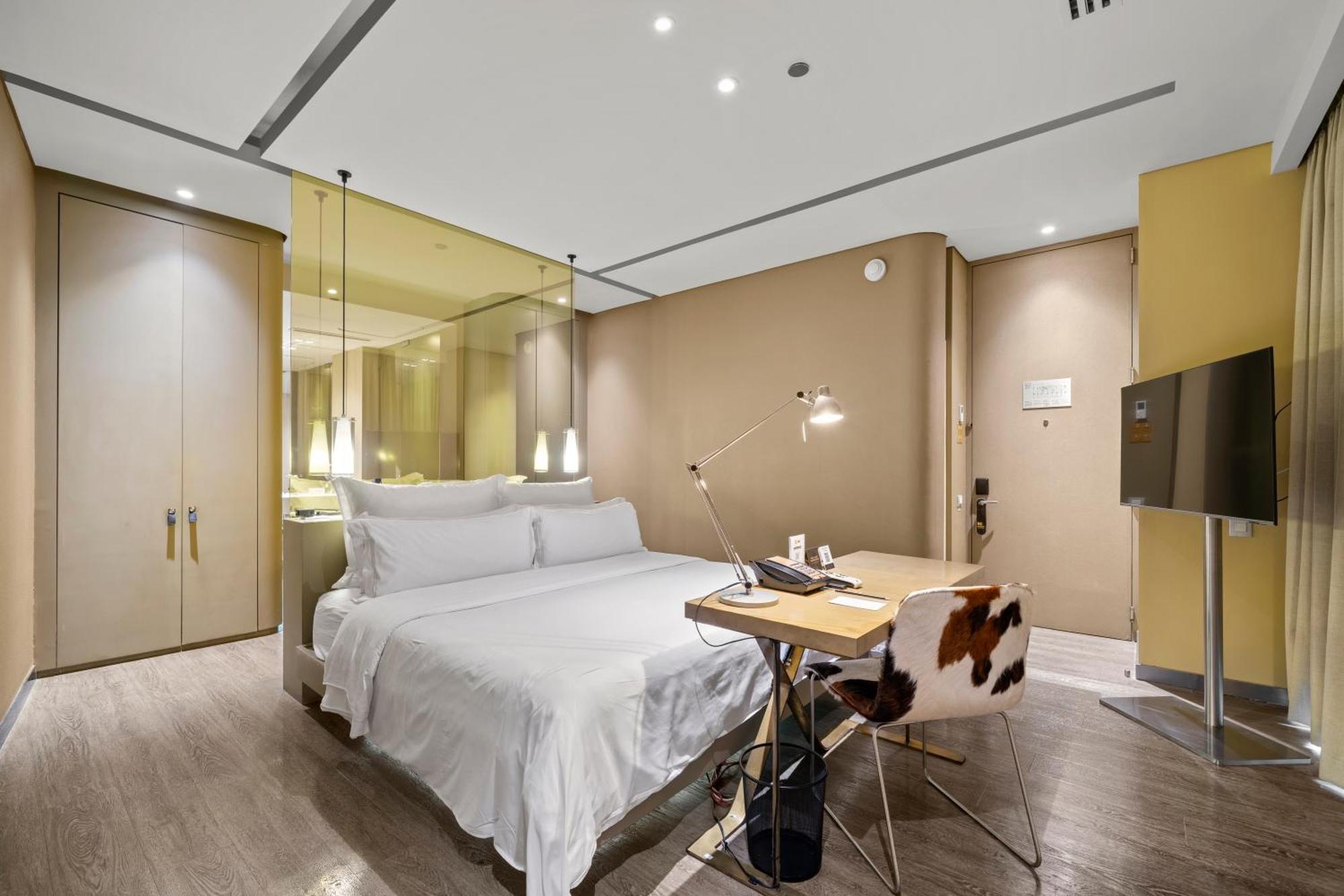 Habitación con cama extragrande y balcón