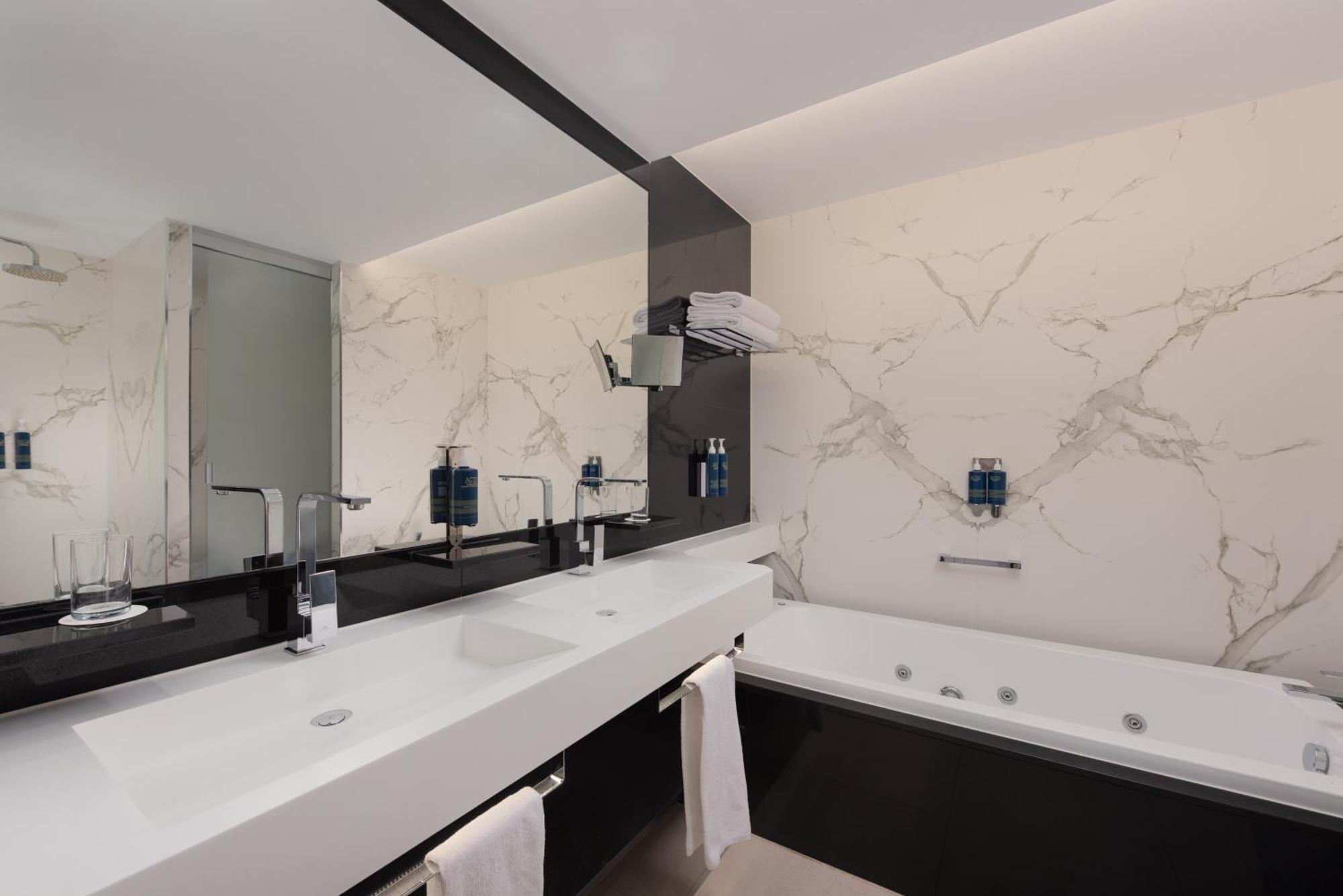 Habitación Premium con 1 cama grande, sofá cama, balcón y vistas al mar
