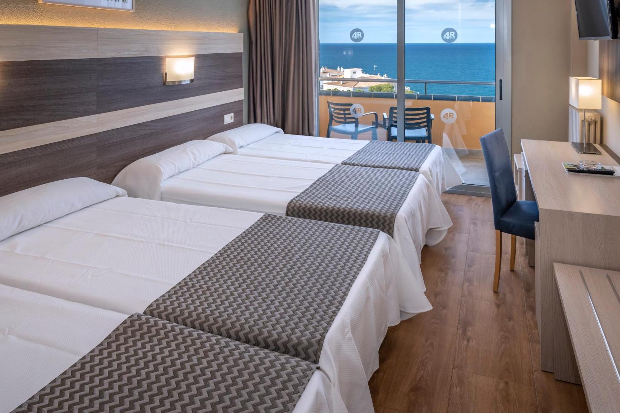 Habitación Cuádruple con vistas al mar (3 adultos + 1 niño)