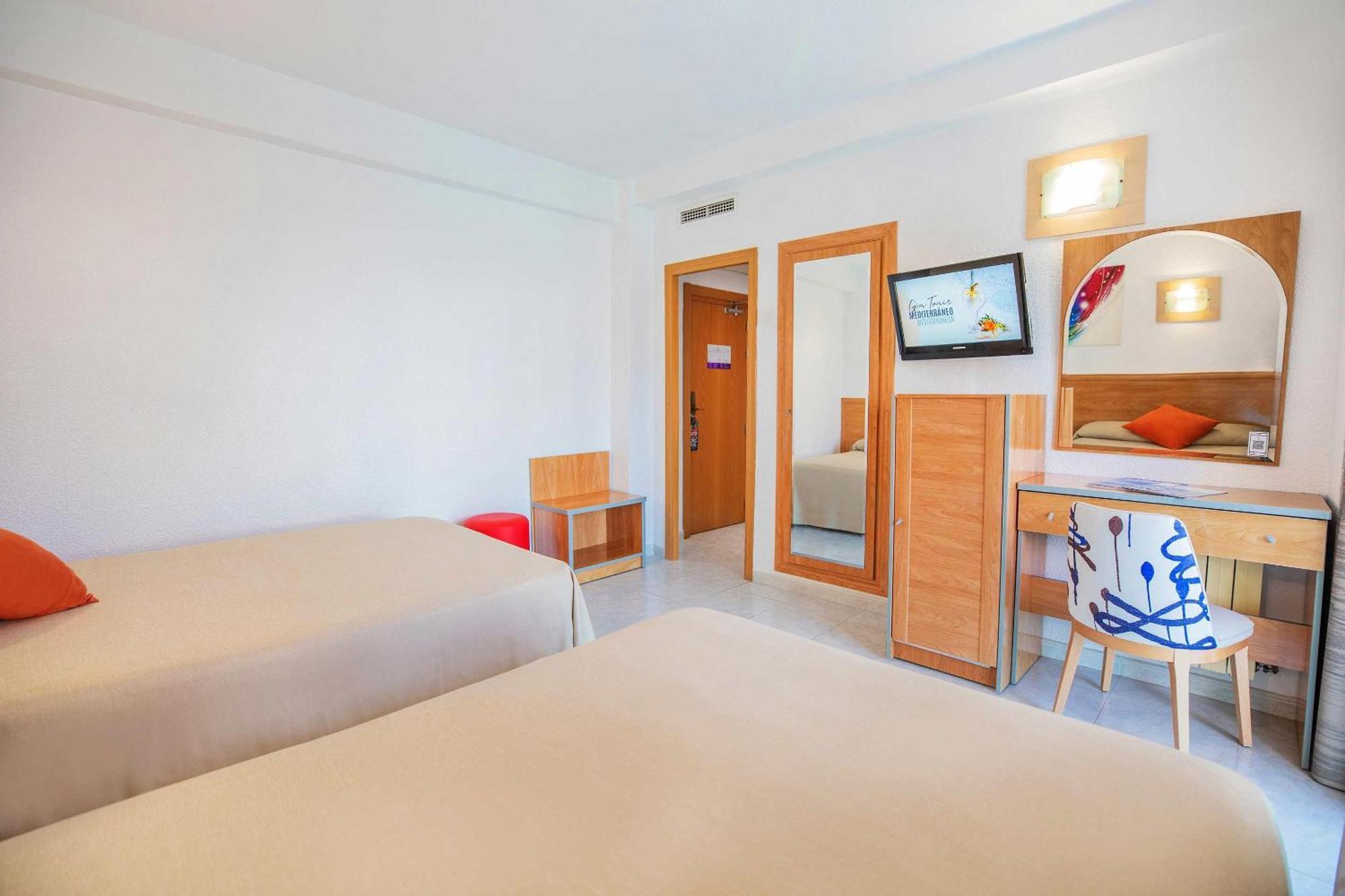 Habitación Doble con balcón (2 adultos + 2 niños)
