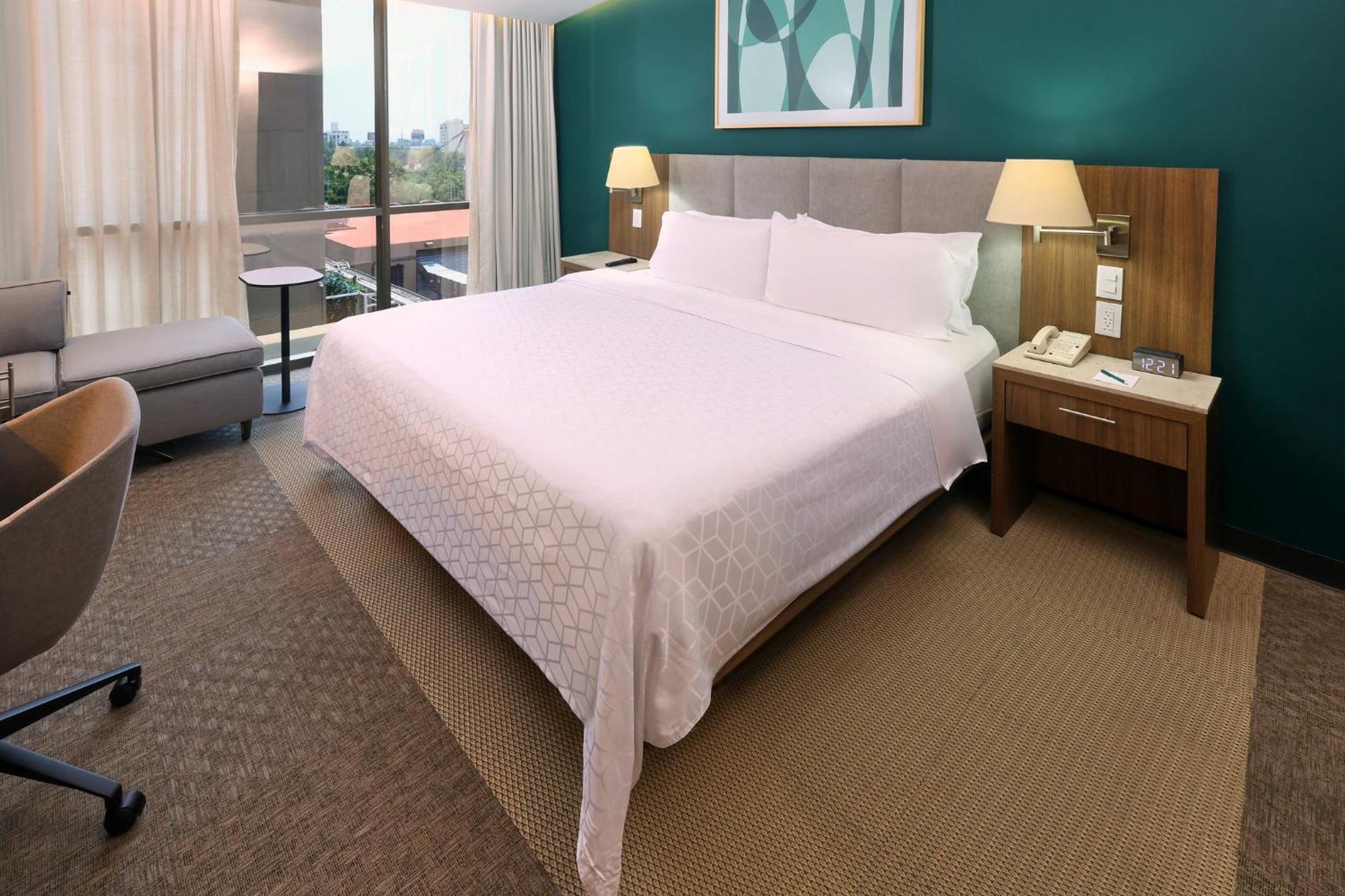 Habitación con cama extragrande.