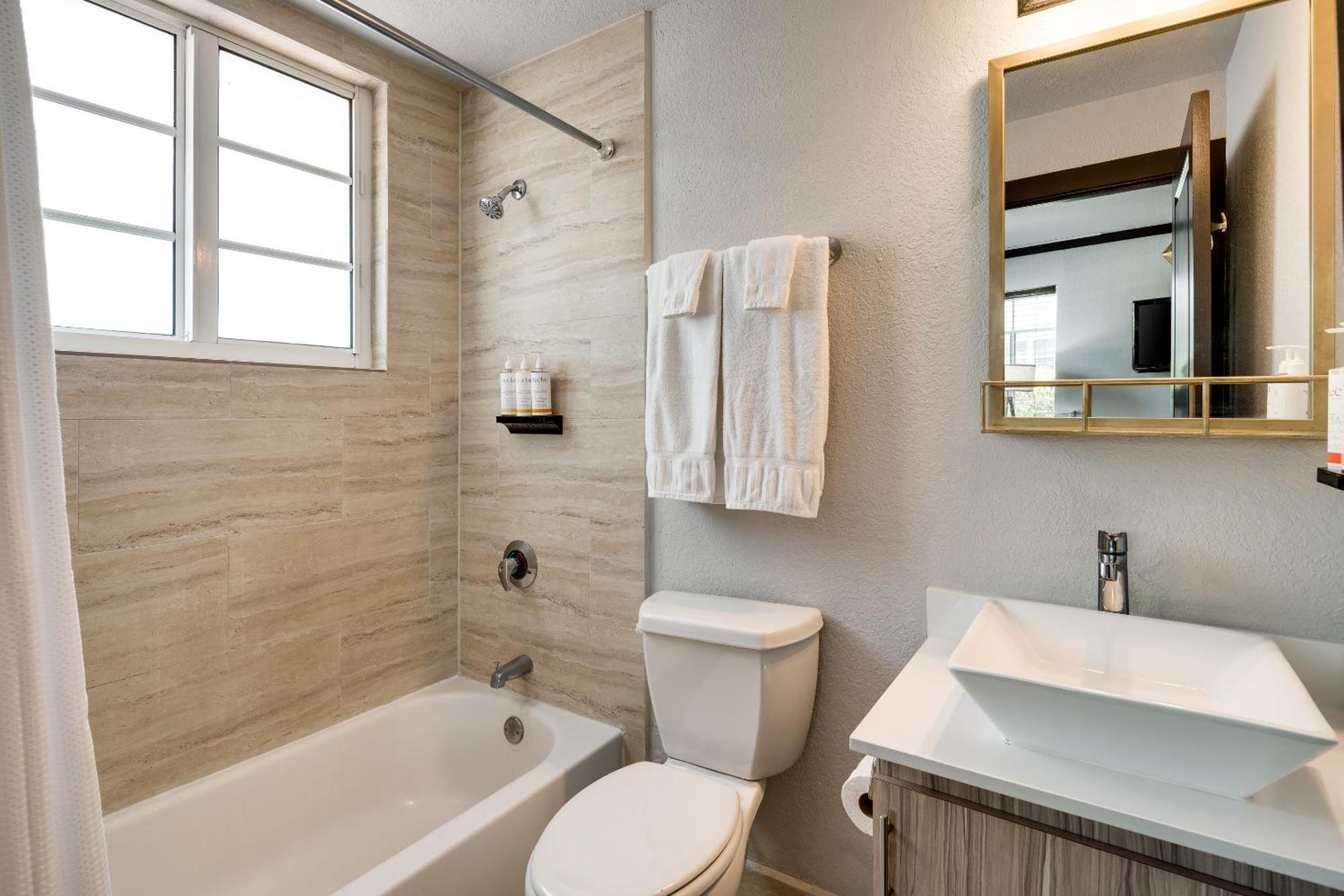 Suite de 1 dormitorio con vistas al patio - Cama grande