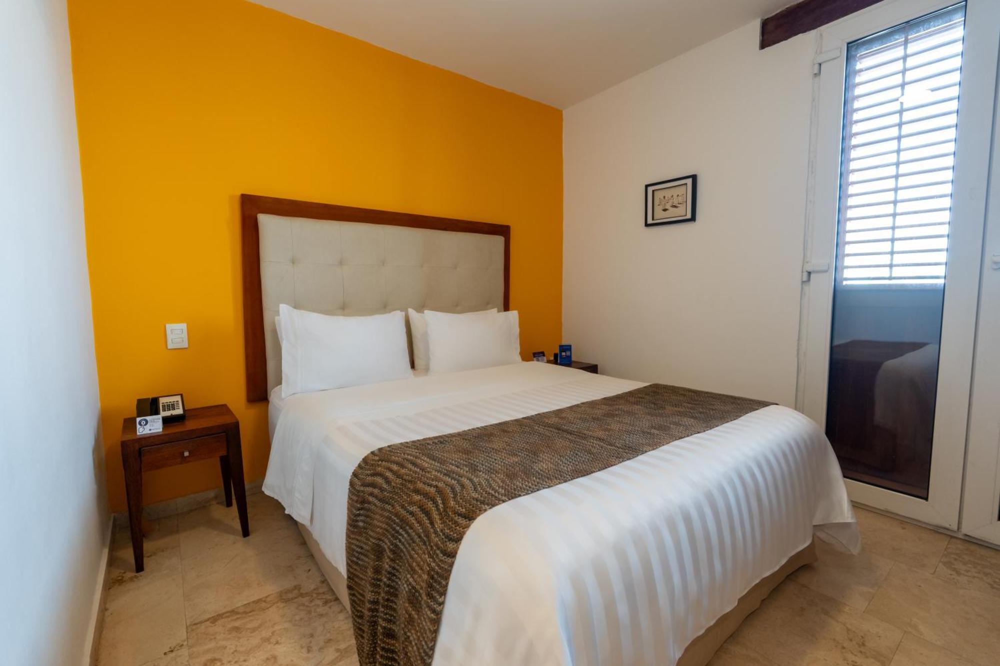 Habitación con cama grande