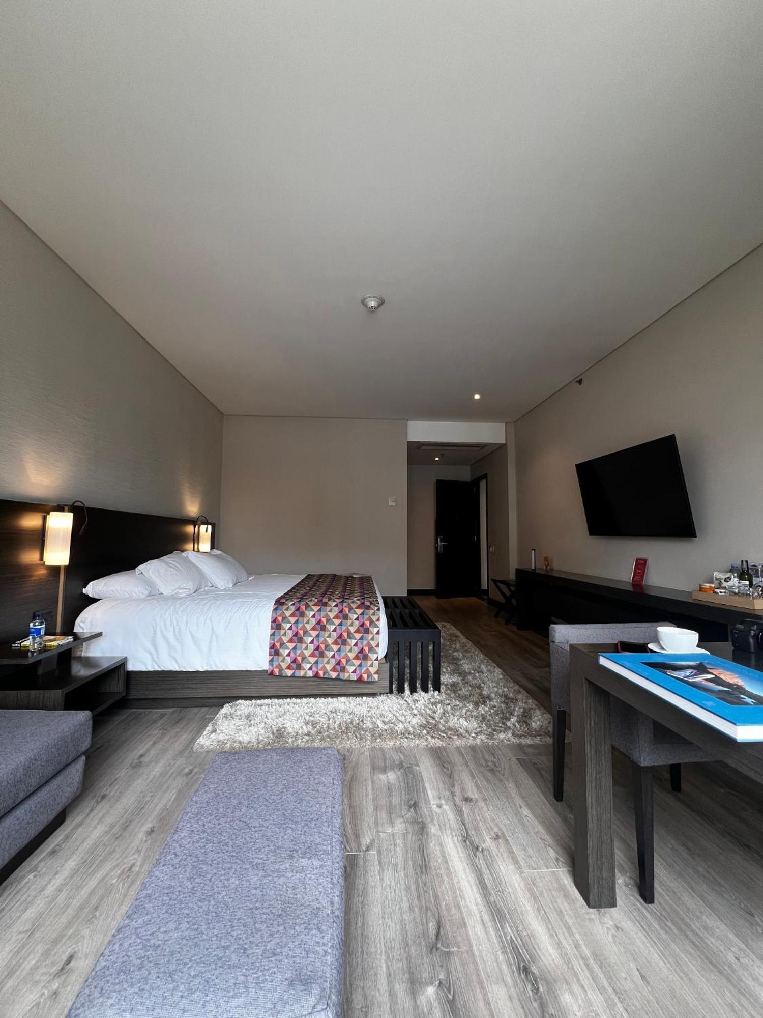 Habitación con cama extragrande.