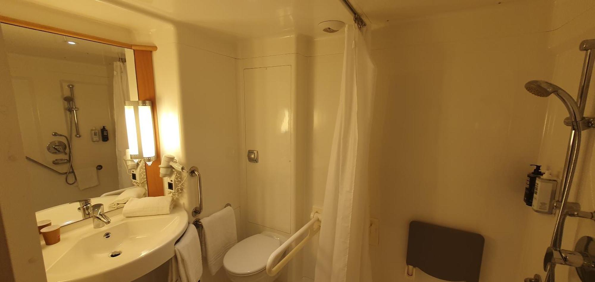 Habitación adaptada con 2 camas individuales