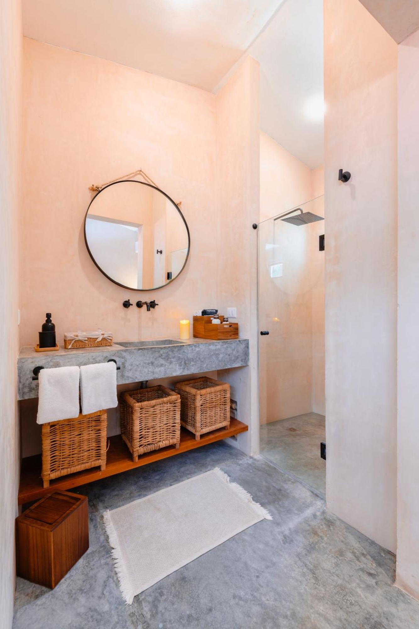 Habitación con cama grande