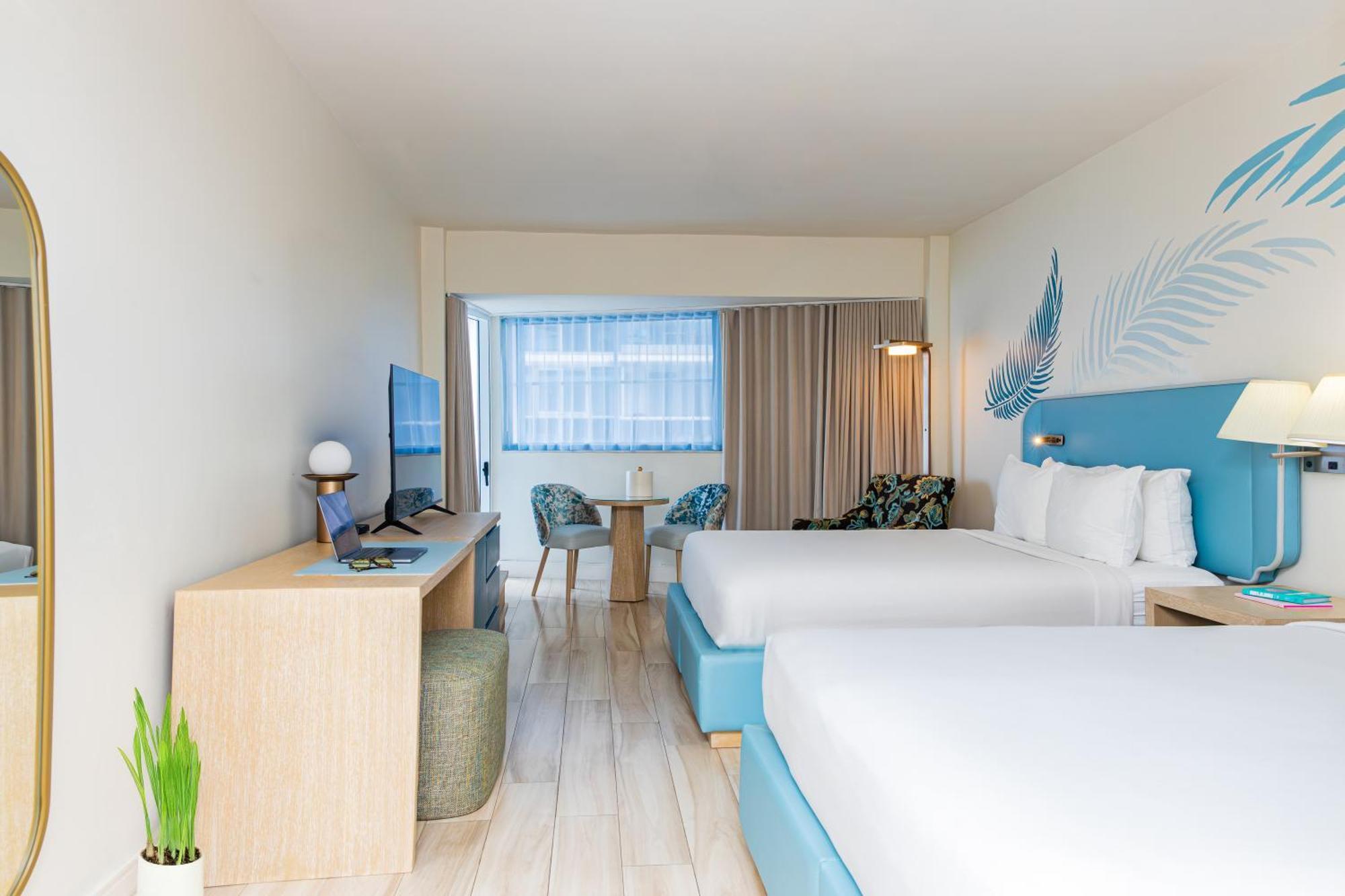 Habitación doble Deluxe con cama grande y vistas parciales al mar