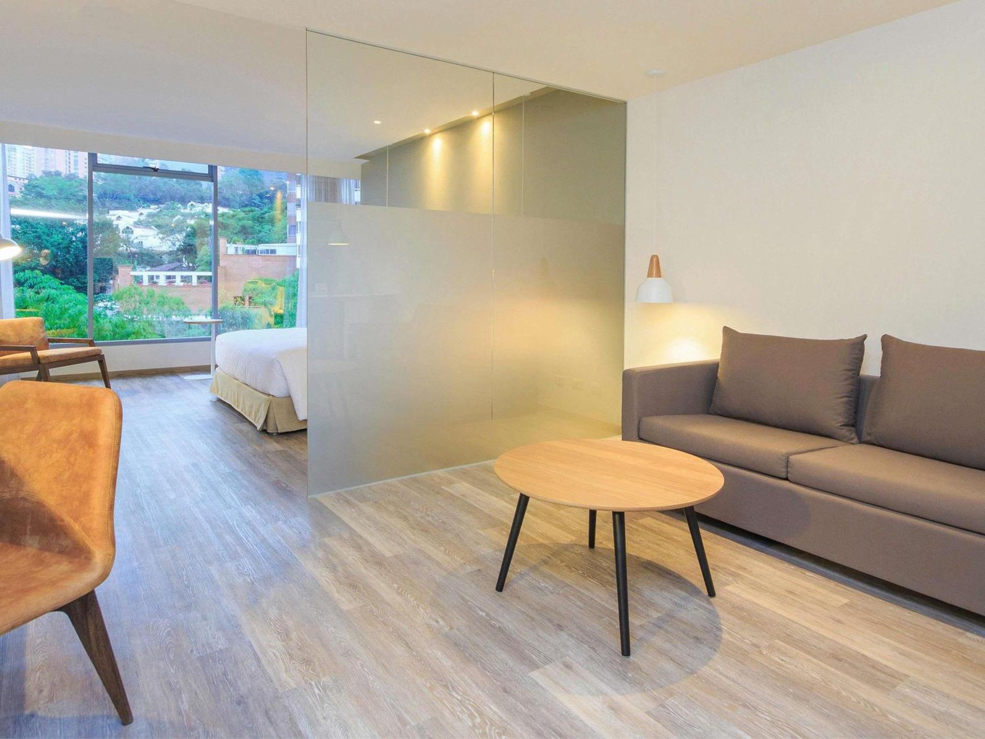 Suite Superior con cama grande y sofá cama