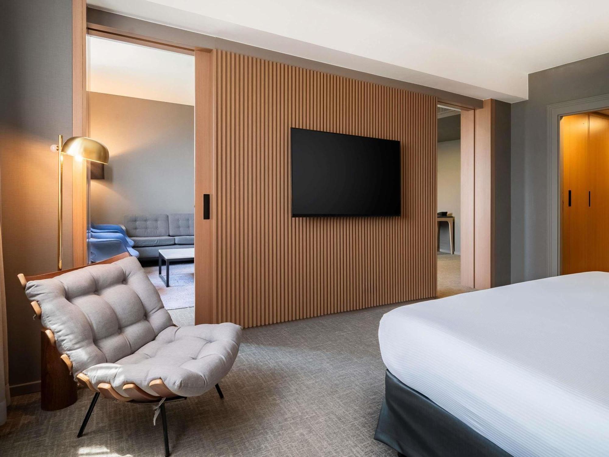 Junior Suite con cama extragrande y acceso al salón executive