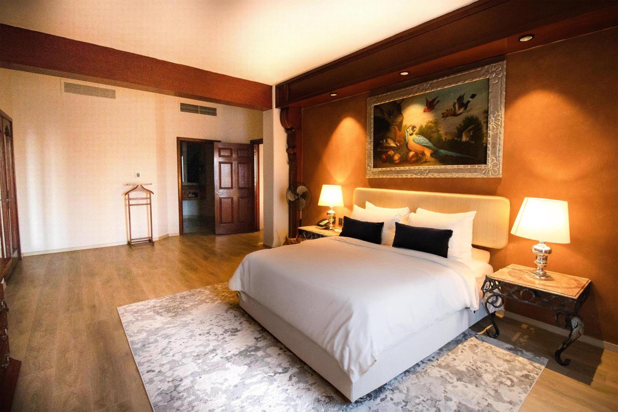 Suite Junior con cama extragrande y zona de estar