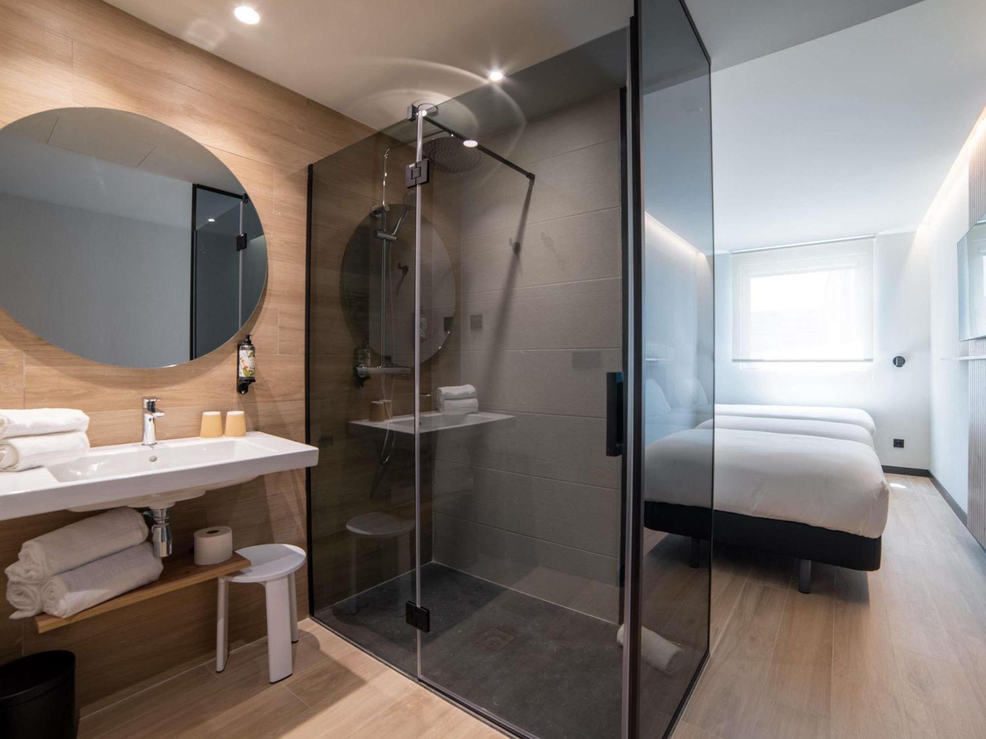 Habitación Estándar con 2 camas individuales y sofá cama