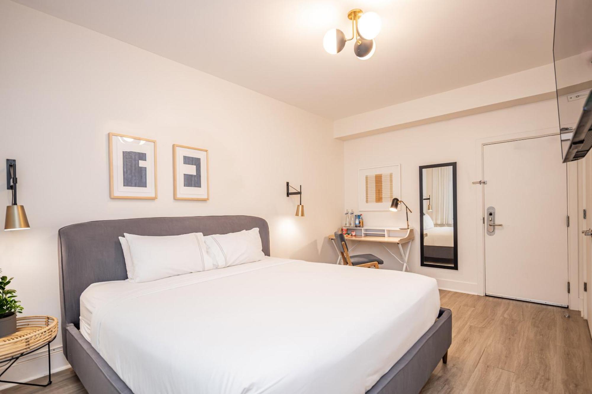 Habitación con cama grande