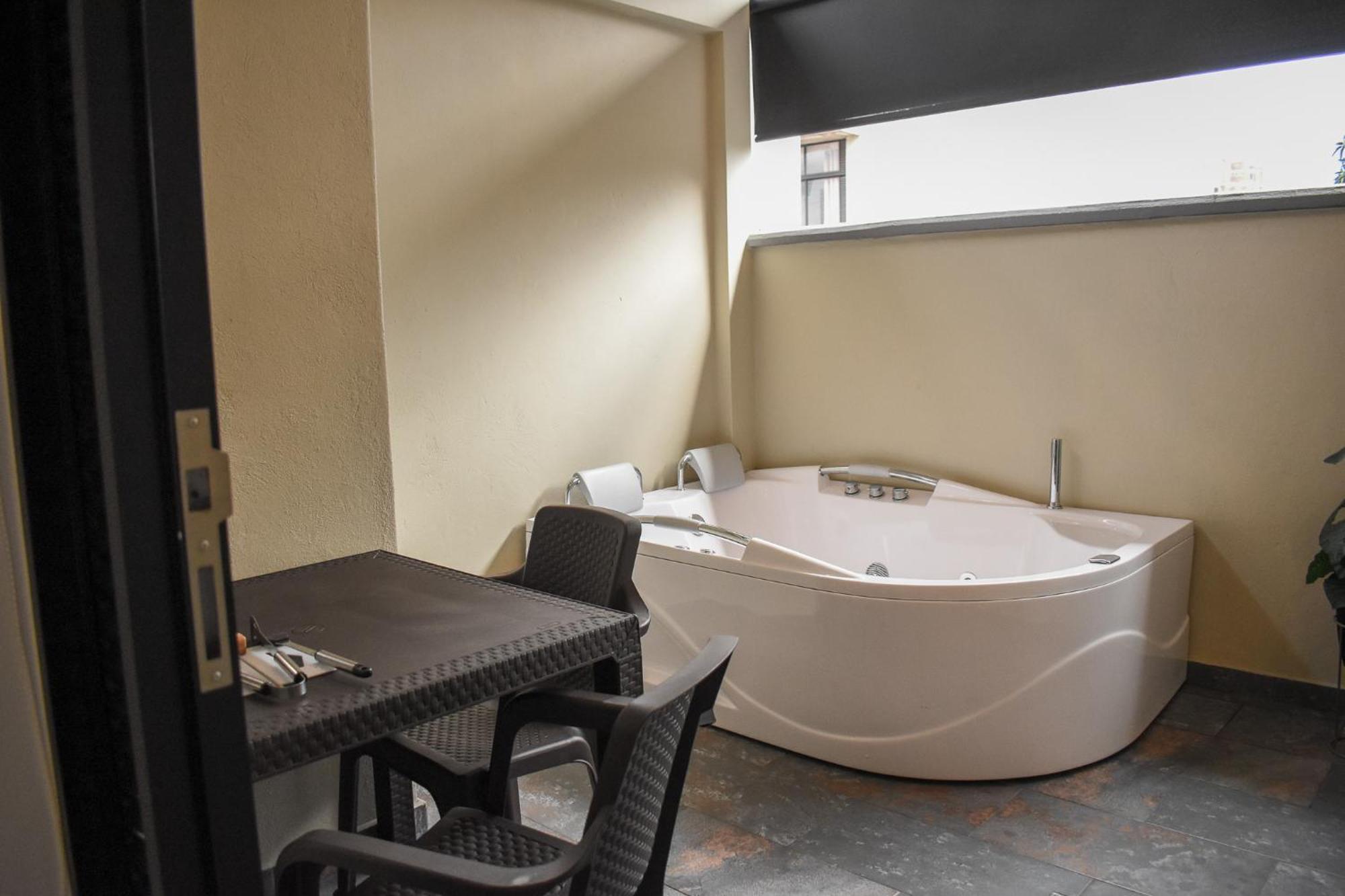 Deluxe Double Room Bath,1757405893:JPEG