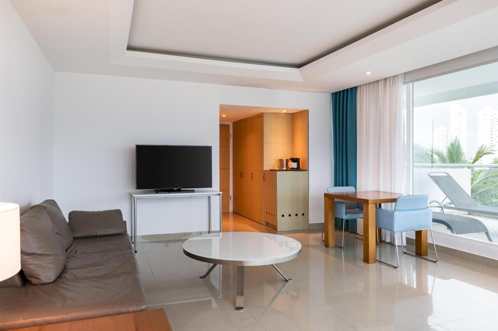 Suite con cama extragrande y salón con vistas al océano