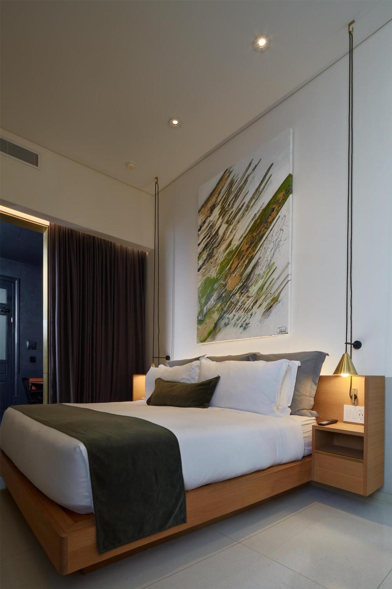 Habitación con cama extragrande.