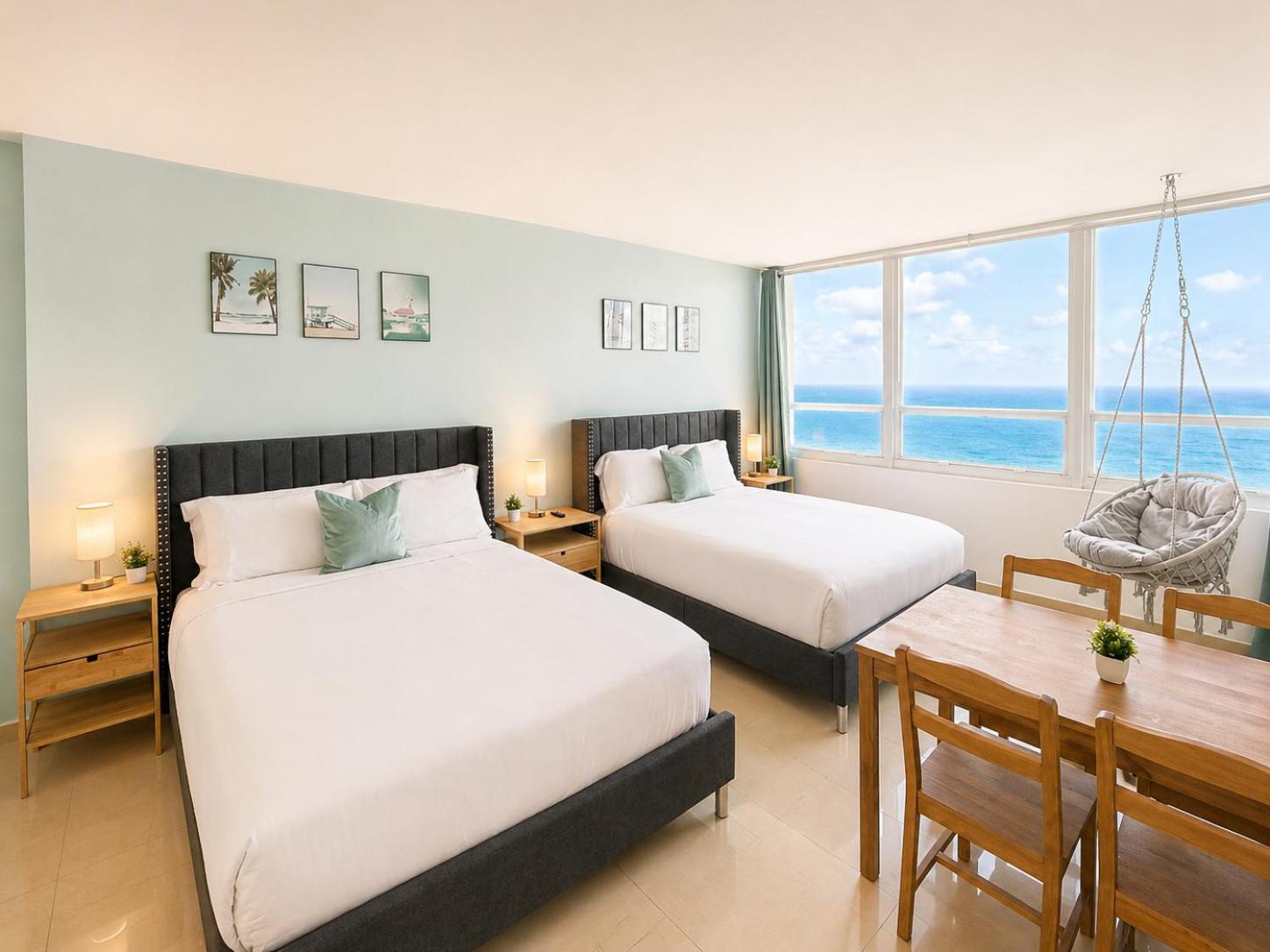 Estudio con 2 camas grandes y vistas al mar