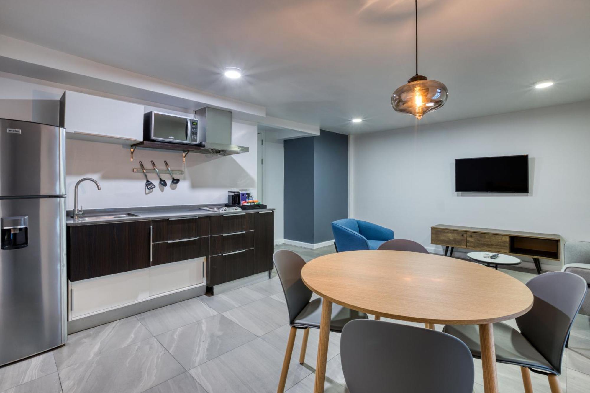 1 Queen Bed, 1 Bedroom Apartment