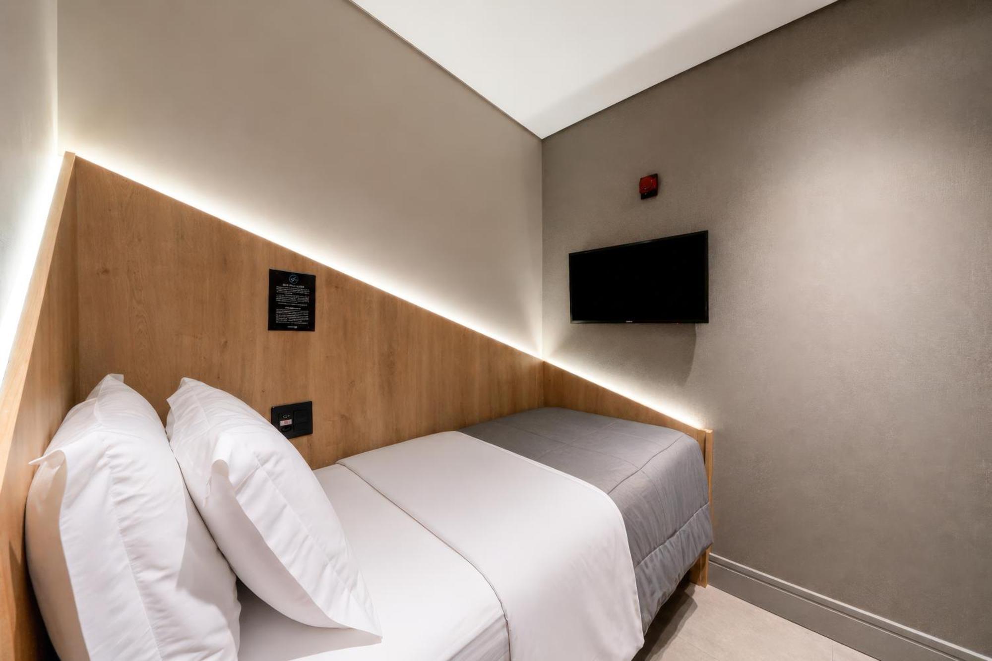 Quarto individual com banheiro compartilhado