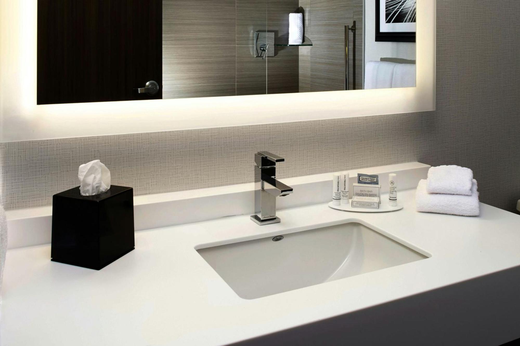 Habitación con cama extragrande y sofá cama