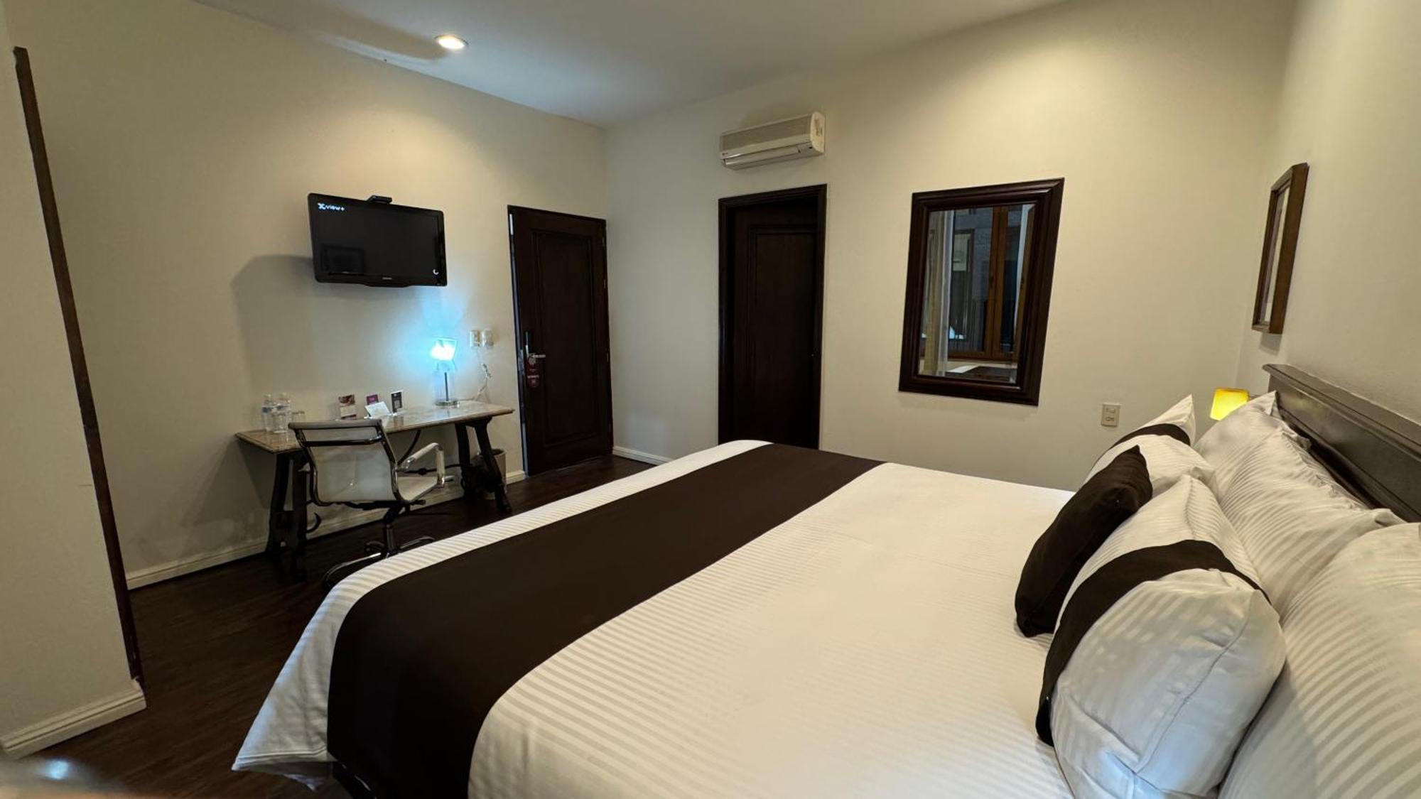 Habitación con cama grande