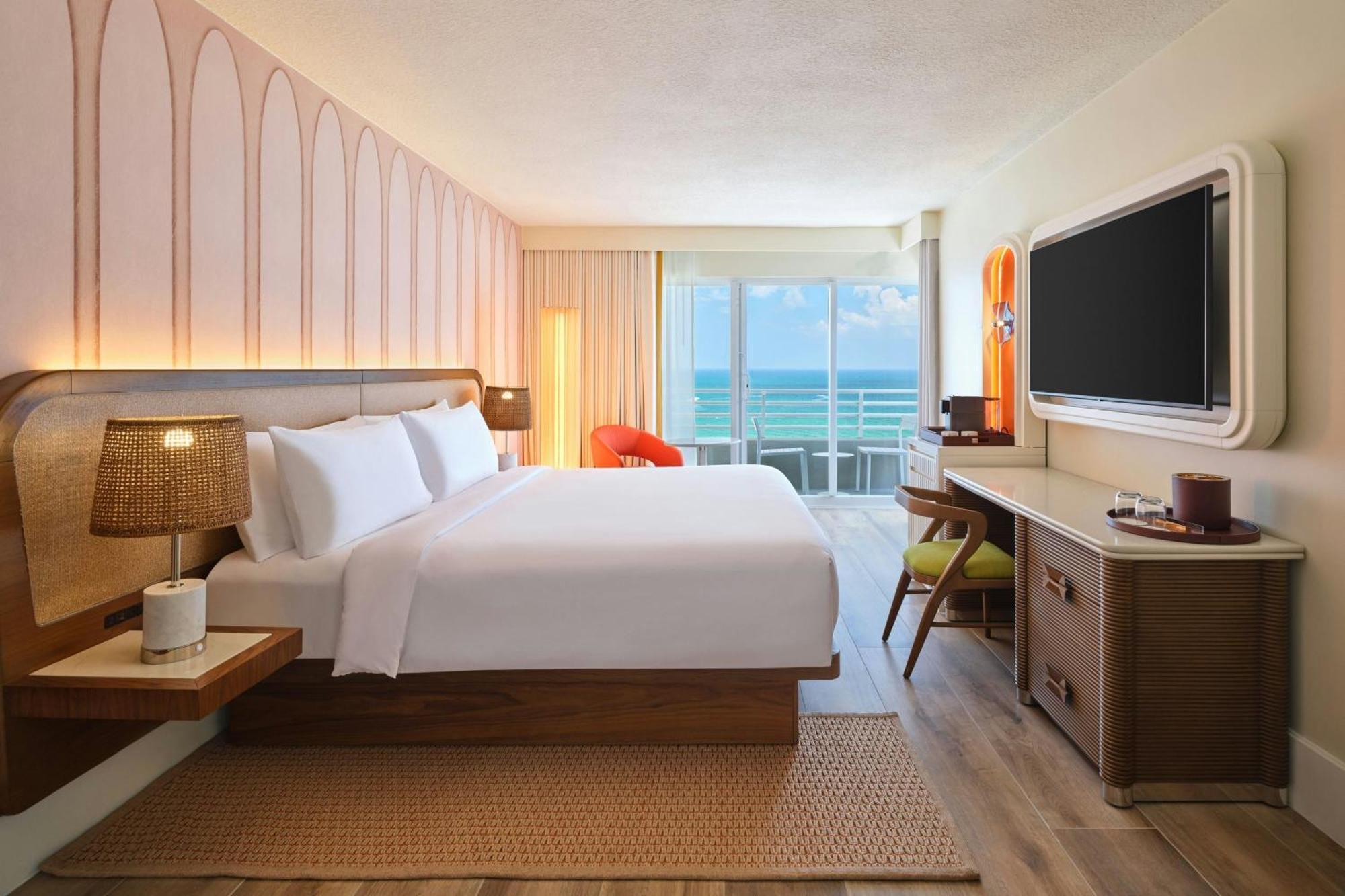 Habitación con cama extragrande y vistas al mar