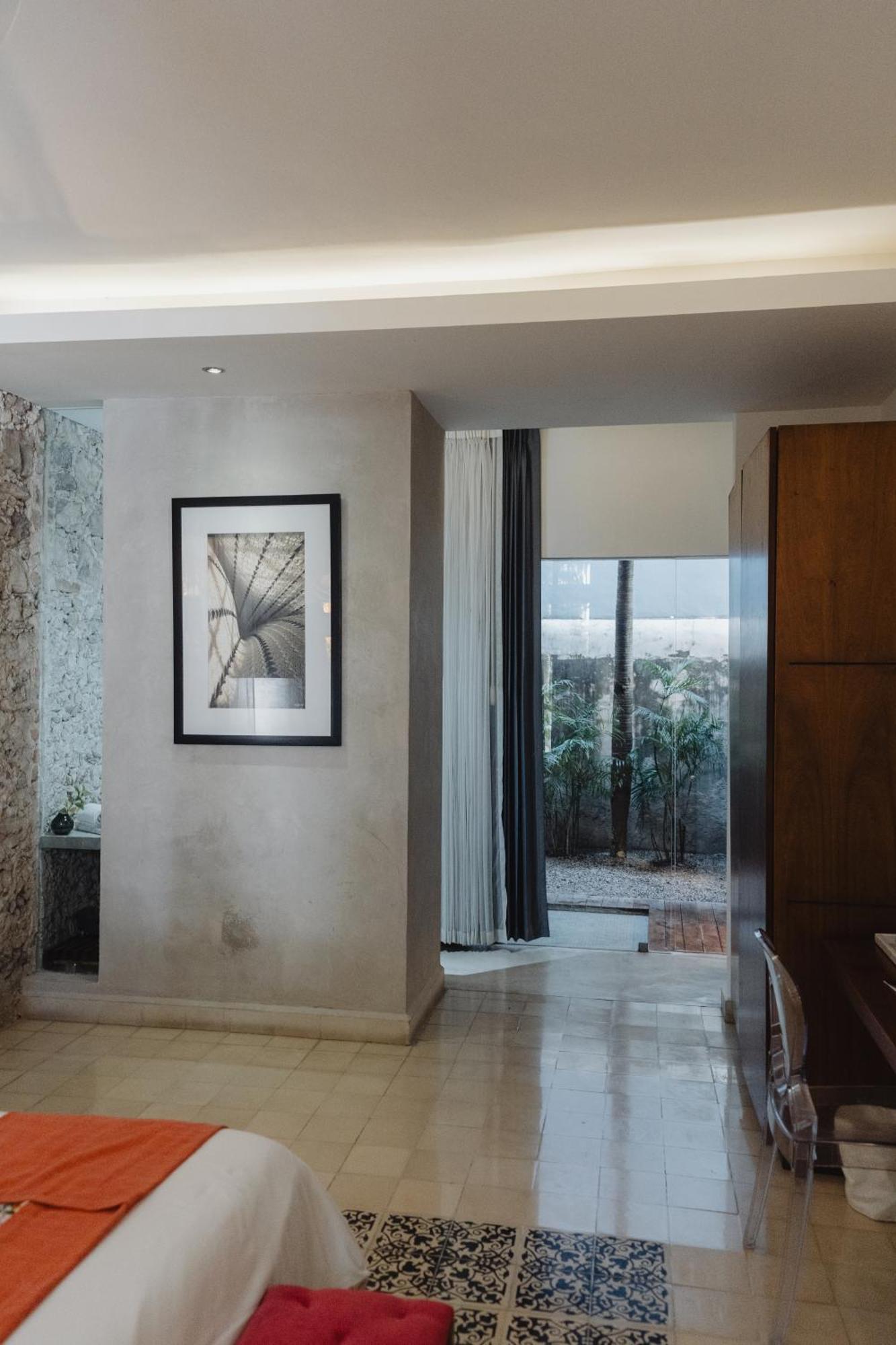 Habitación con cama extragrande y vistas al jardín